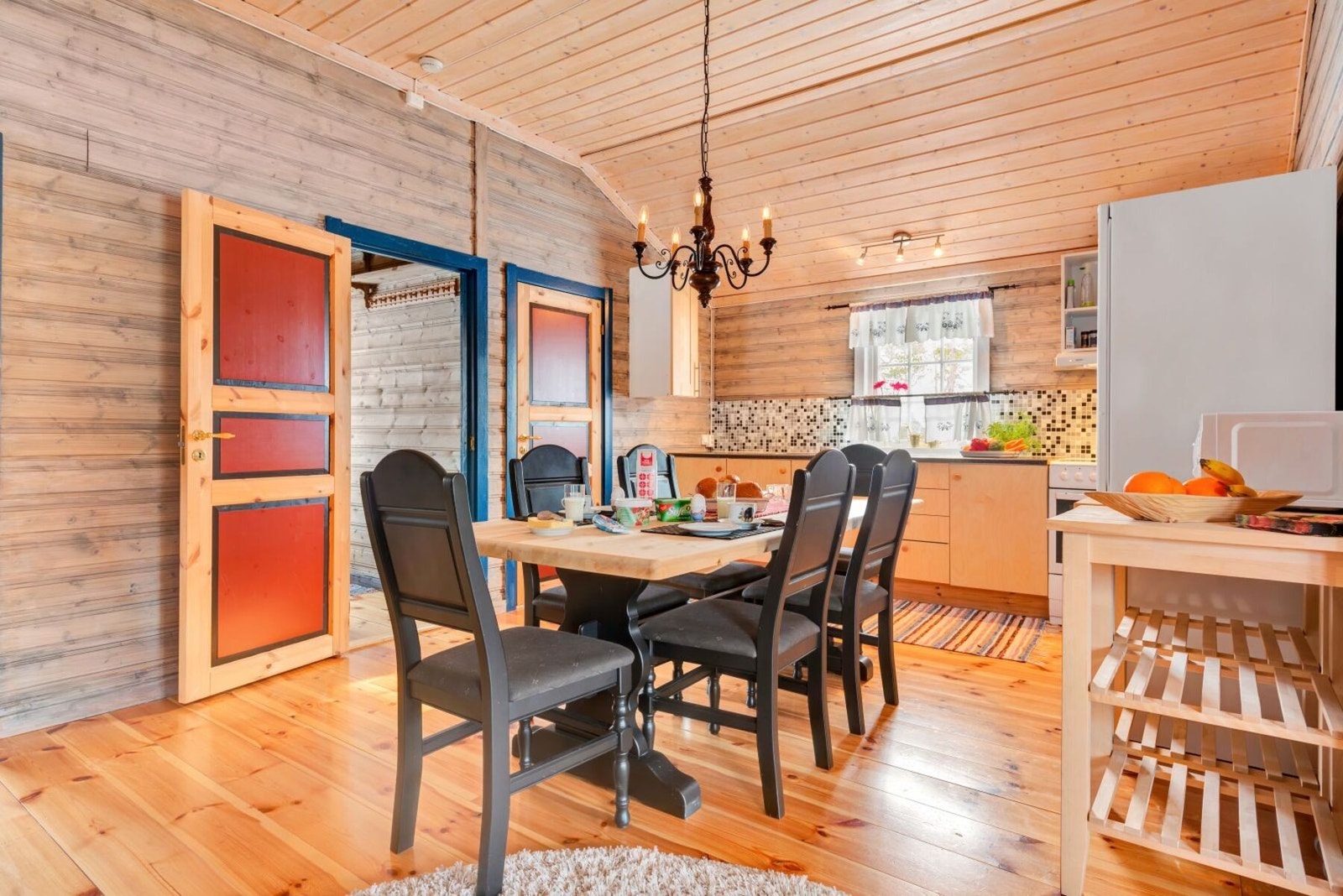 Frittstående stekeovn og kjøl-/fryseskap. Ventilator over stekeovn. Galleribilde