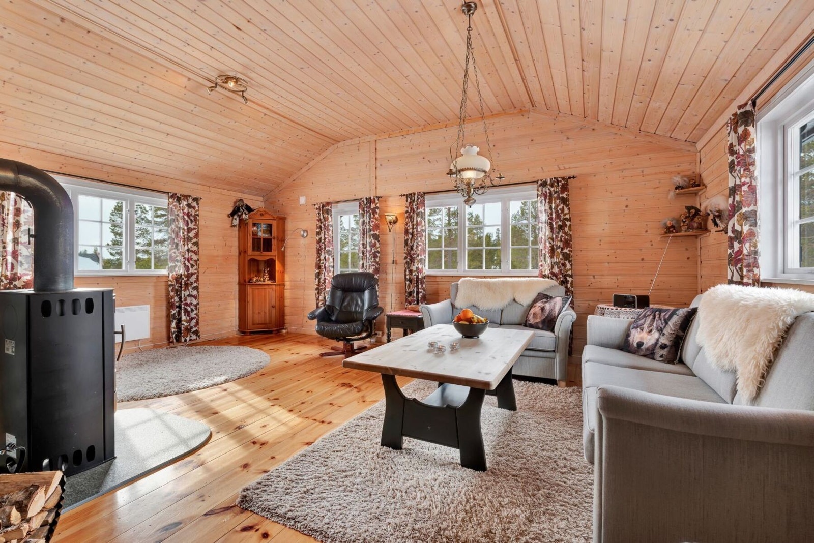 Stor og trivelig stue på 24 m², med god plass til sofagruppe. Galleribilde
