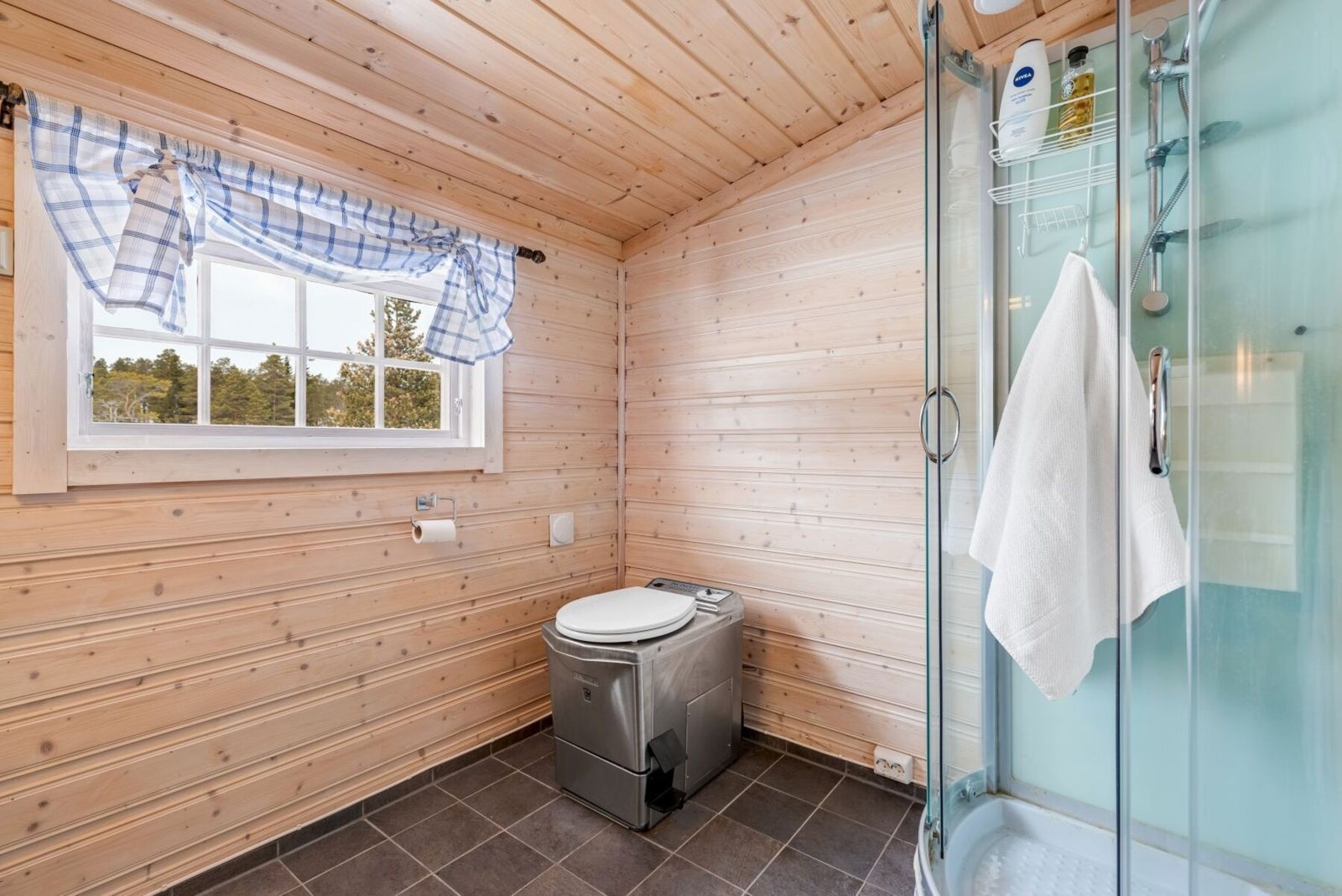 Forbrenningstoalett på badet. Galleribilde