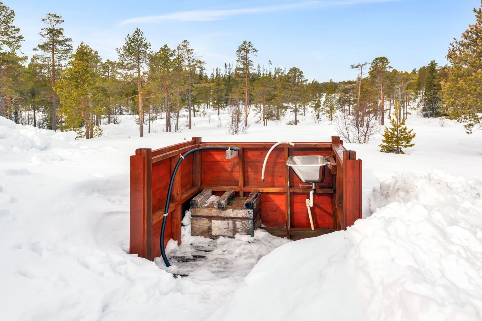 Vannpost med vann fra egen brønn. Galleribilde