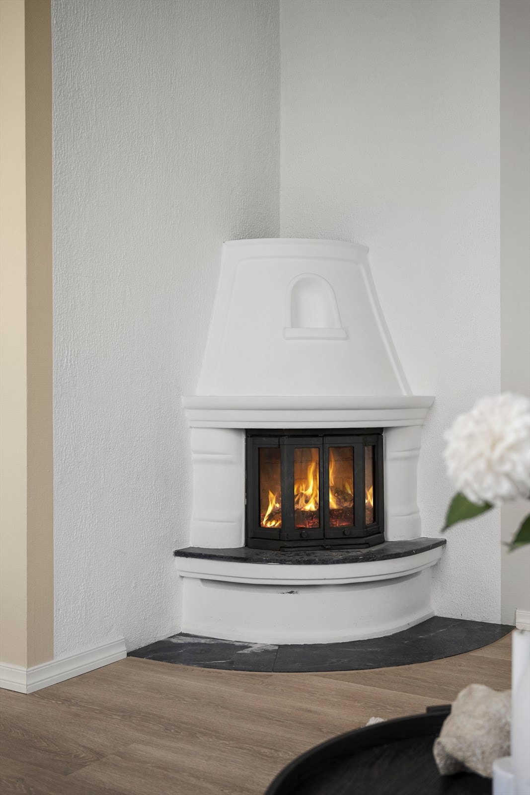 En stor, murt peis utgjør rommets naturlige blikkfang og tilfører både varme og ekstra hygge på kalde dager. Galleribilde