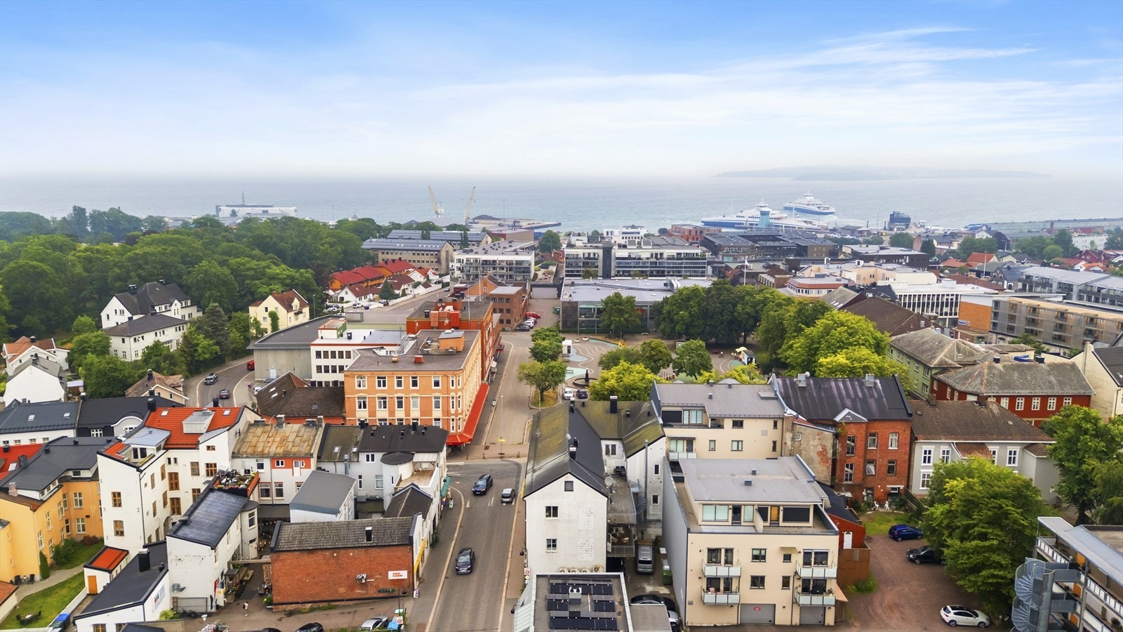 Det er kort gange til Hortenskanalen og idylliske Karljohansvern. På festningsverket Karljohansvern finner du badestrender, flotte turområder og den populære kyststien. På området er det også kafeer og gallerier. Galleribilde