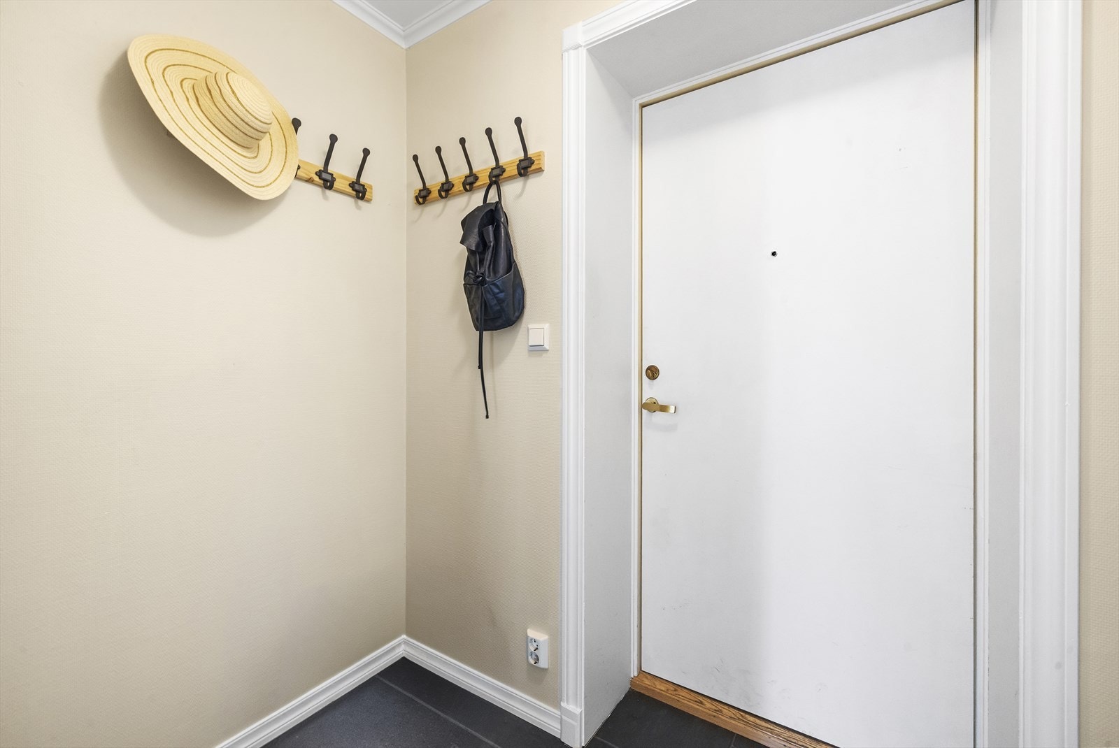 Rommet har klassiske lister som harmonerer perfekt med bygårdens sjarm, en stil som gjennomføres i hele boligen. Det er god plass til oppbevaring av yttertøy og sko. Galleribilde