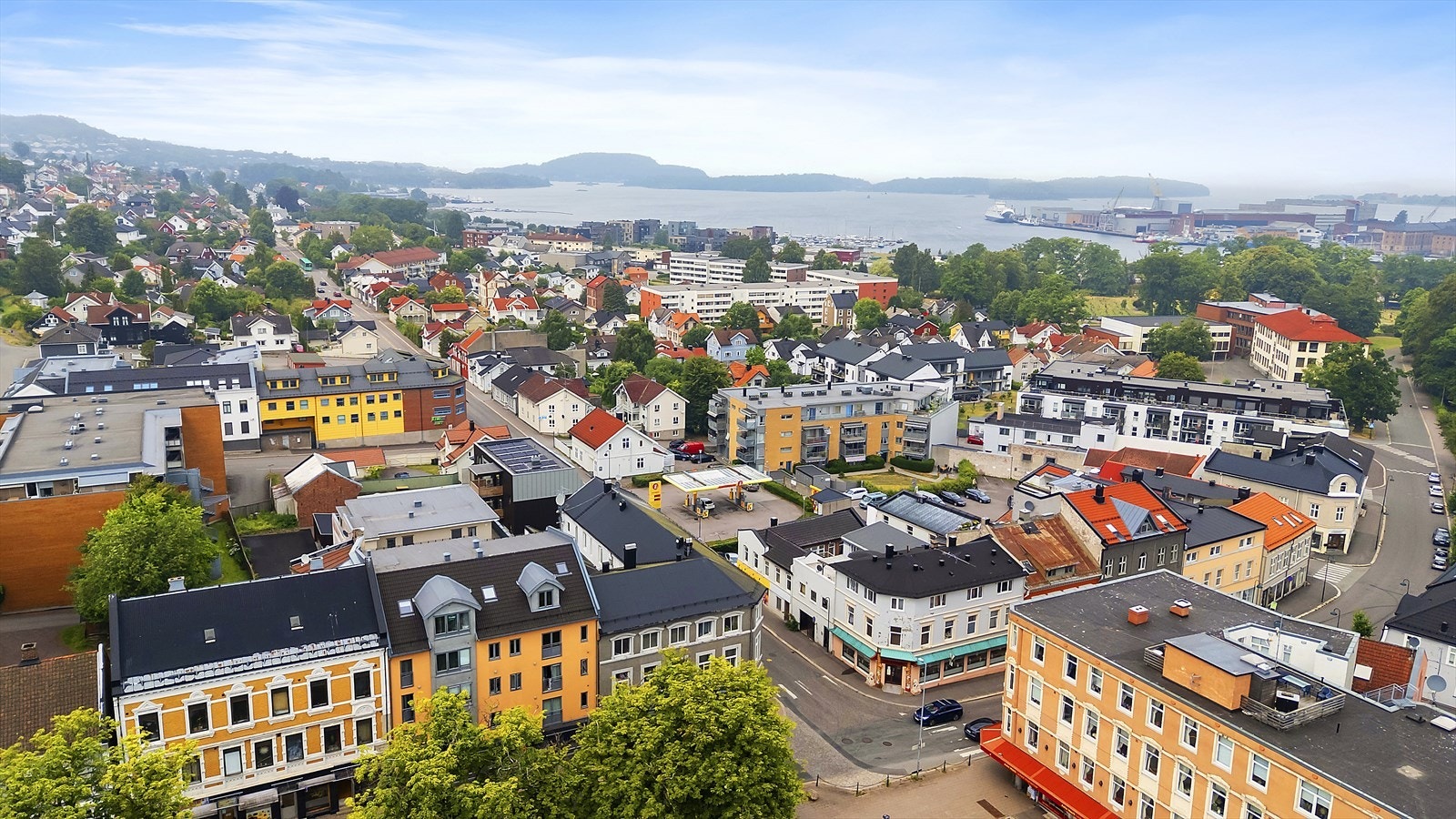 Det er også kort vei til Horten sentrum med sine forretninger, kjøpesentre, caféer, restauranter, kaffebarer og bibliotek. Nærmeste dagligvare er Kiwi i Torggata, like utenfor egen ytterdør, som har lange åpningstider. Galleribilde