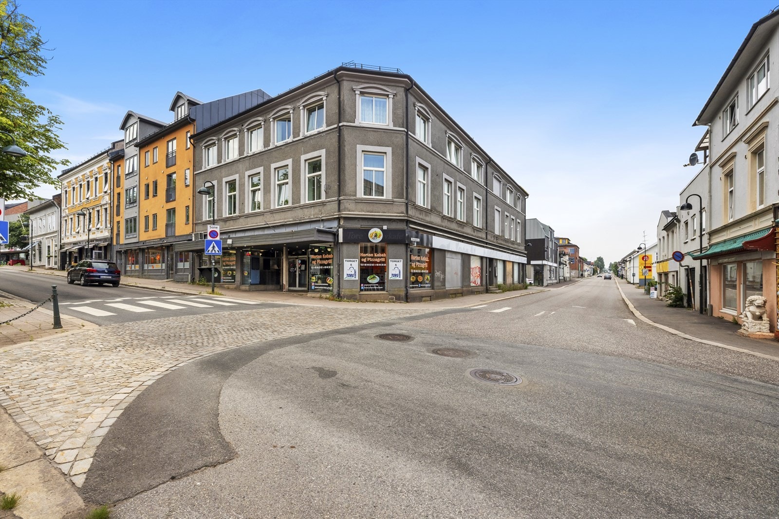 Eiendommen ligger svært sentralt og fint til rett ved Torget i Horten sentrum, så her kan man bare tusle rett utenfor døren om man ønsker å besøke en av byens hyggelige kafeer, restauranter eller butikker. Galleribilde