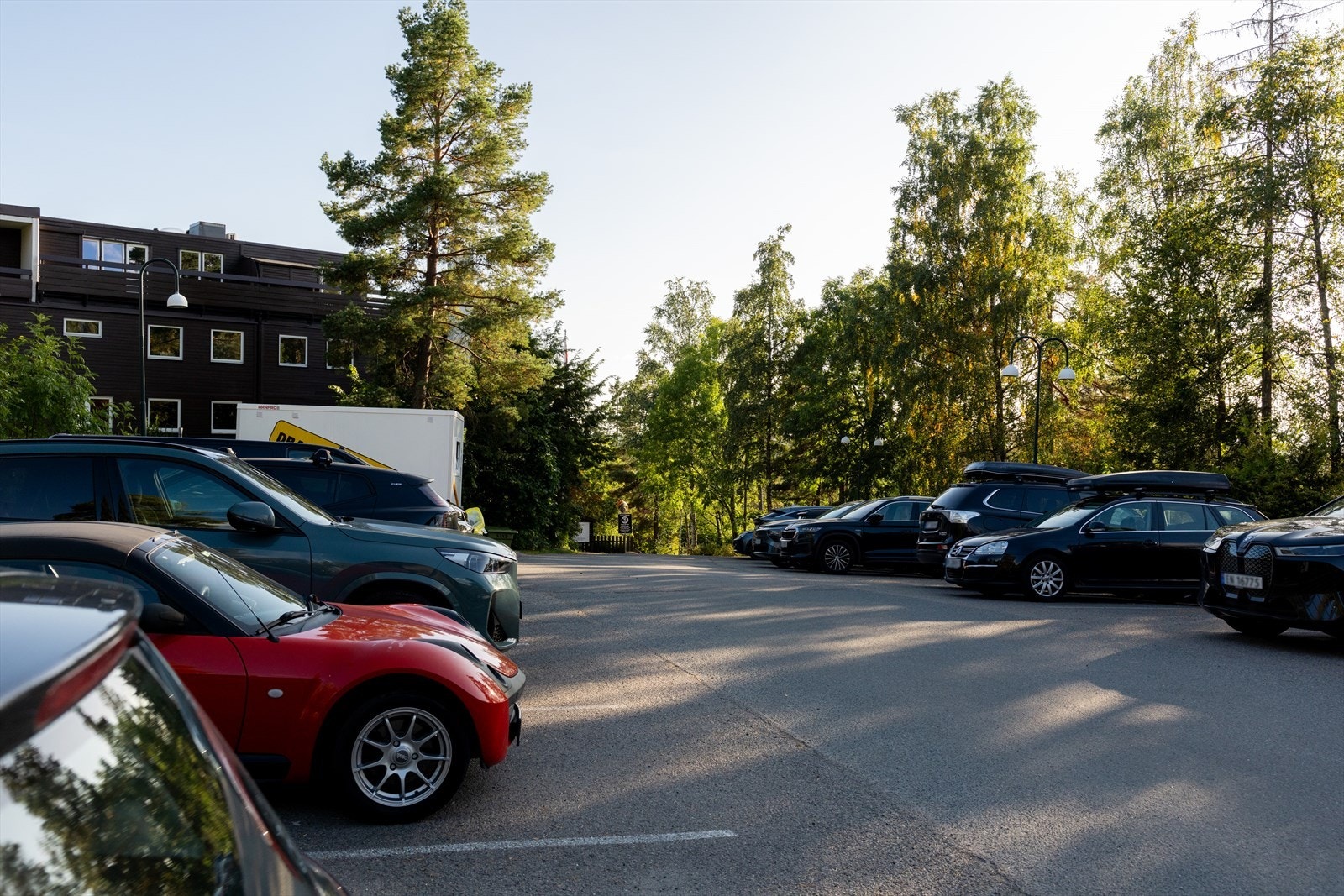 Det en stor felles parkeringsplass på området med lademulighet og gjesteparkering. Galleribilde