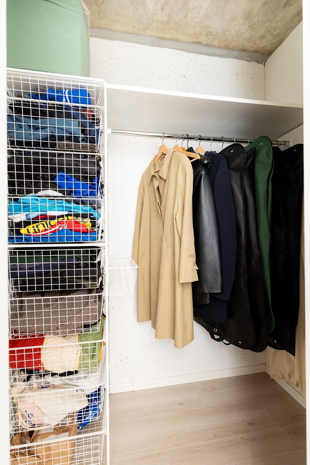 En romslig skyvedørsgarderobe gir ytterligere oppbevaringsplass. Galleribilde
