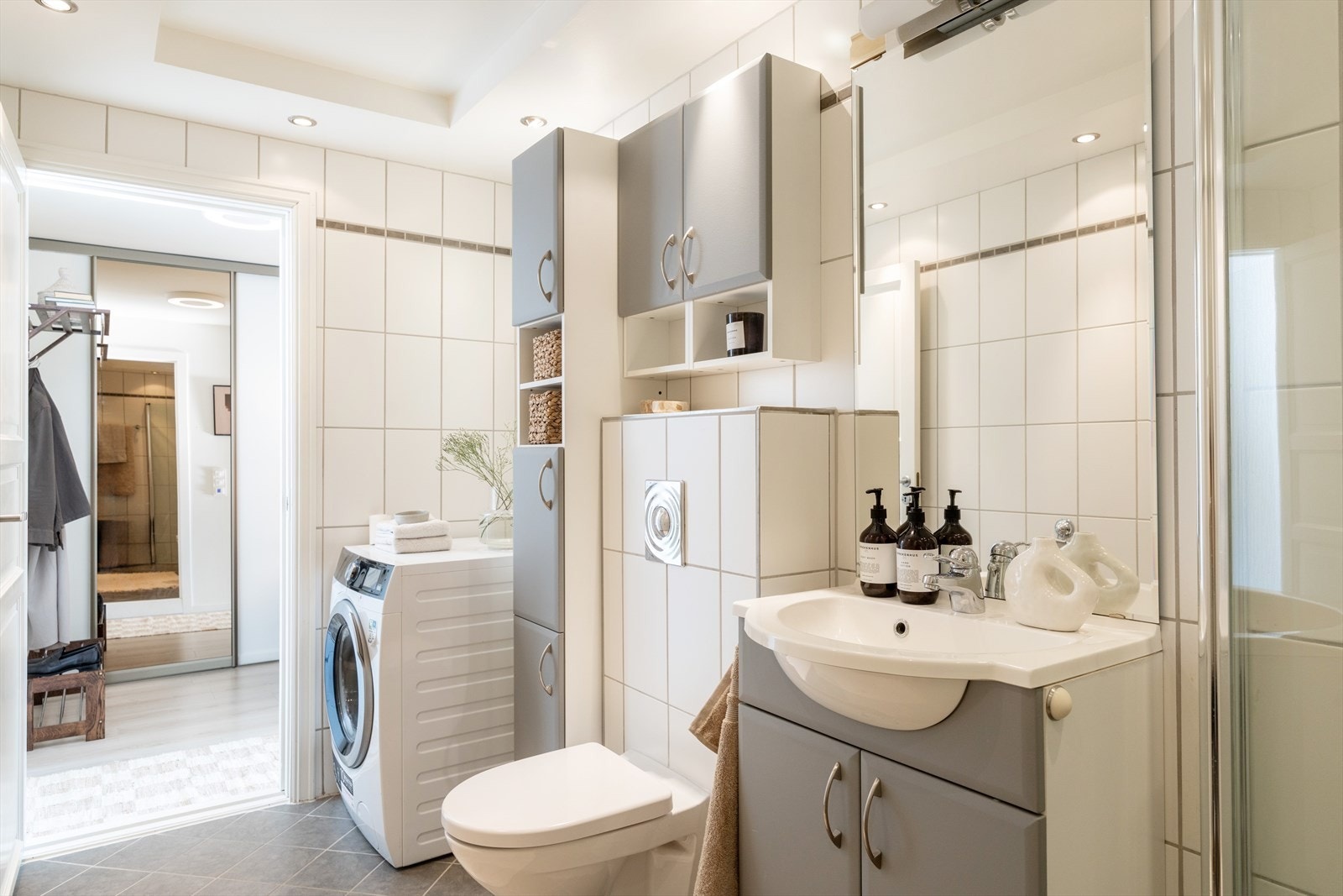 Badet består av opplegg til vaskemaskin. Galleribilde