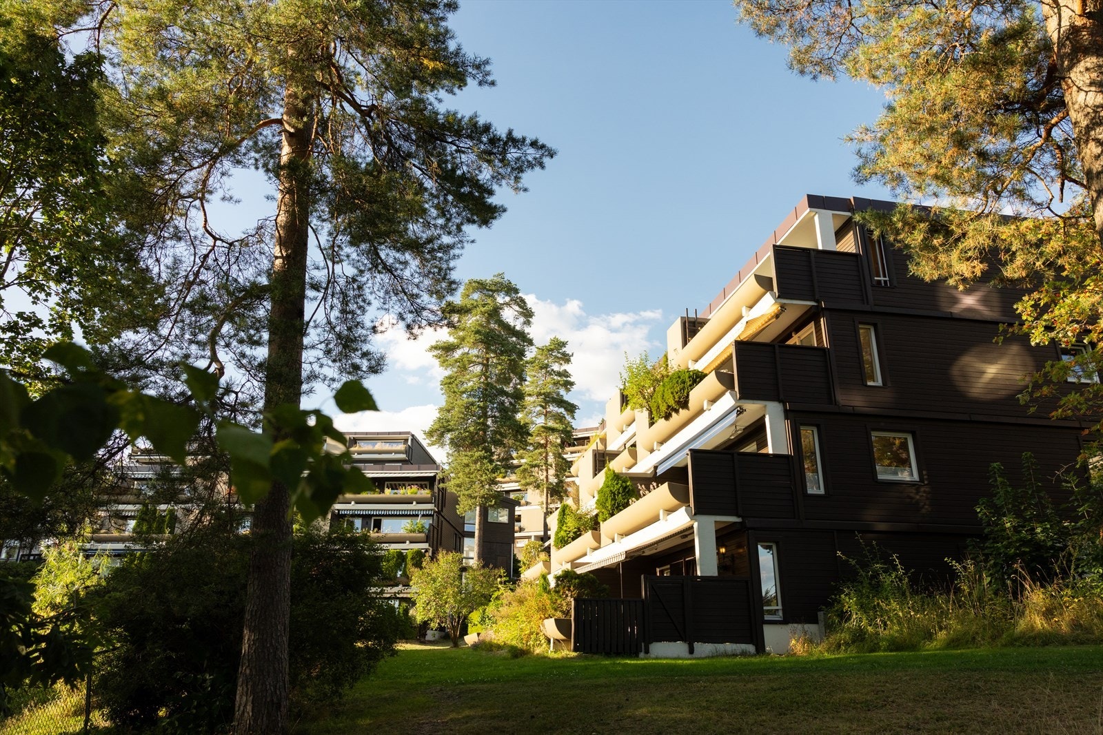 Eiendommen ligger i et populært, naturskjønt og meget barnevennlig boligområde i Holmenkollen med upåklagelig utsikt og svært gode solforhold. Galleribilde