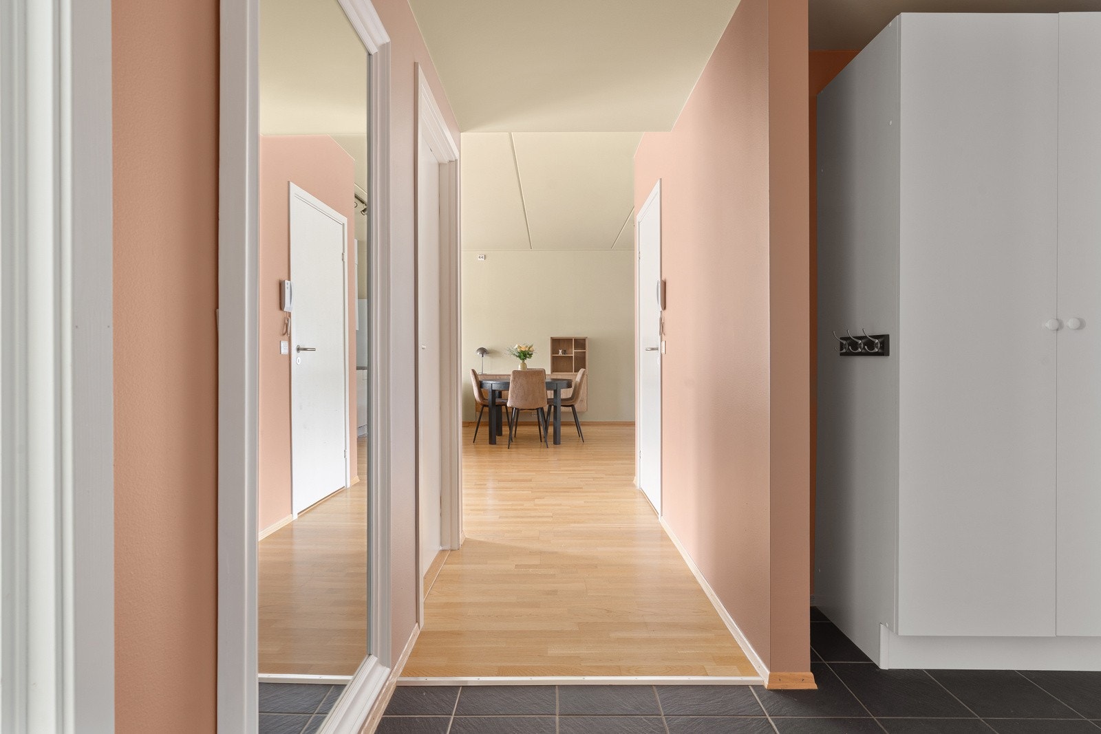 Leiligheten er gjennomlys og innbydende med høy, moderne boligstandard.
