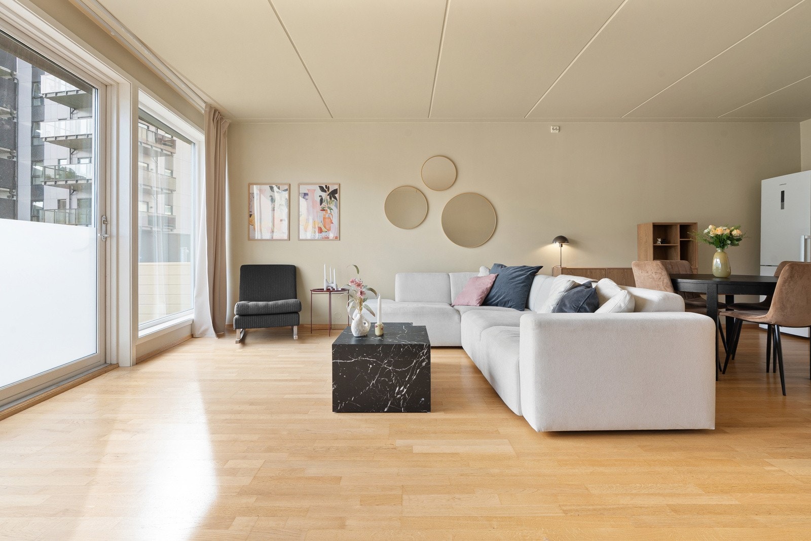 Gode møbleringsmuligheter i stua, med plass til sofa, spisestue eller flere sittegrupper, TV-benk og tilhørende møblement.