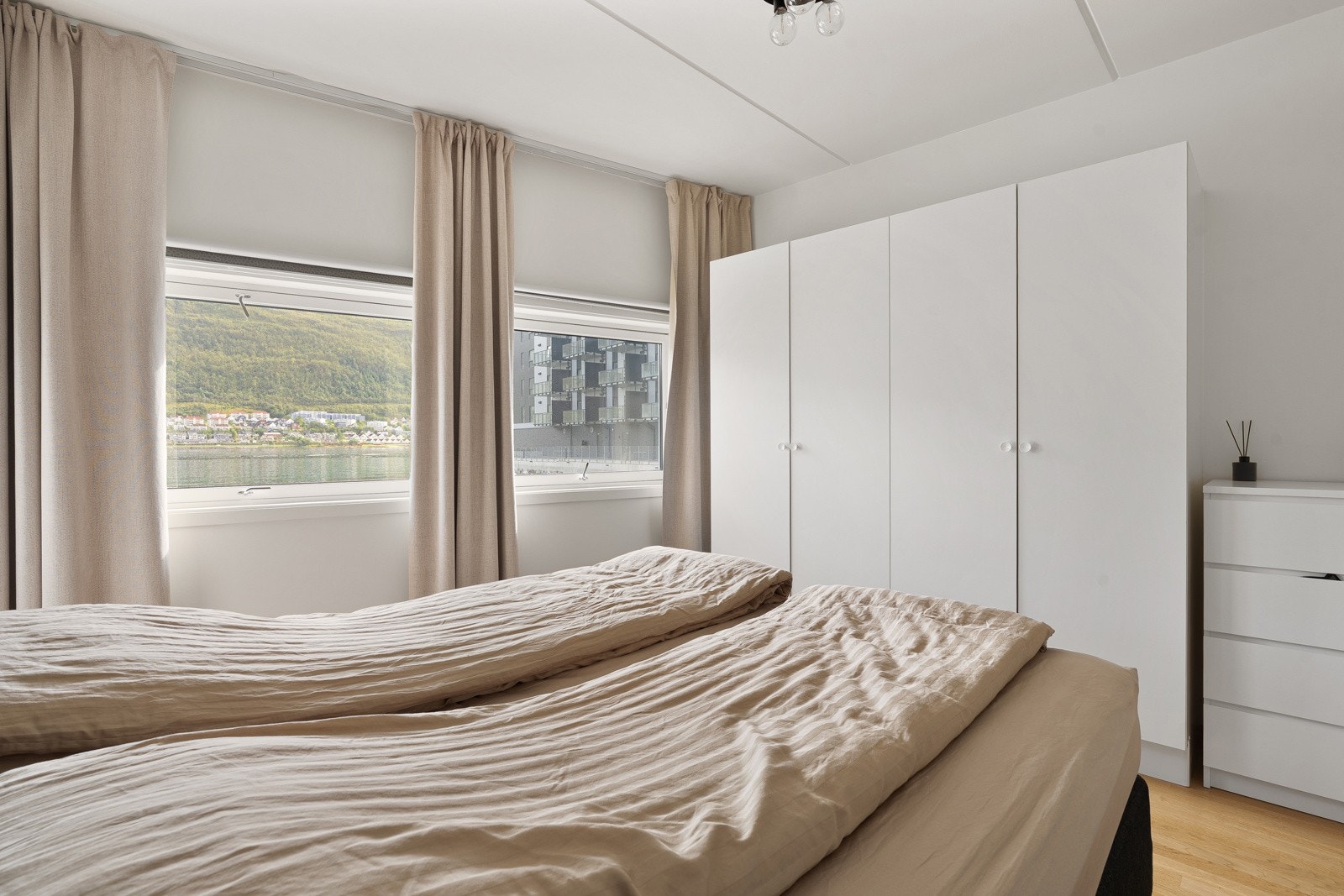 Romslig hovedsoverom med godt lysinnslipp og flott utsikt. Her er det god plass til stor seng, nattbord og øvrig møblement etter behov.