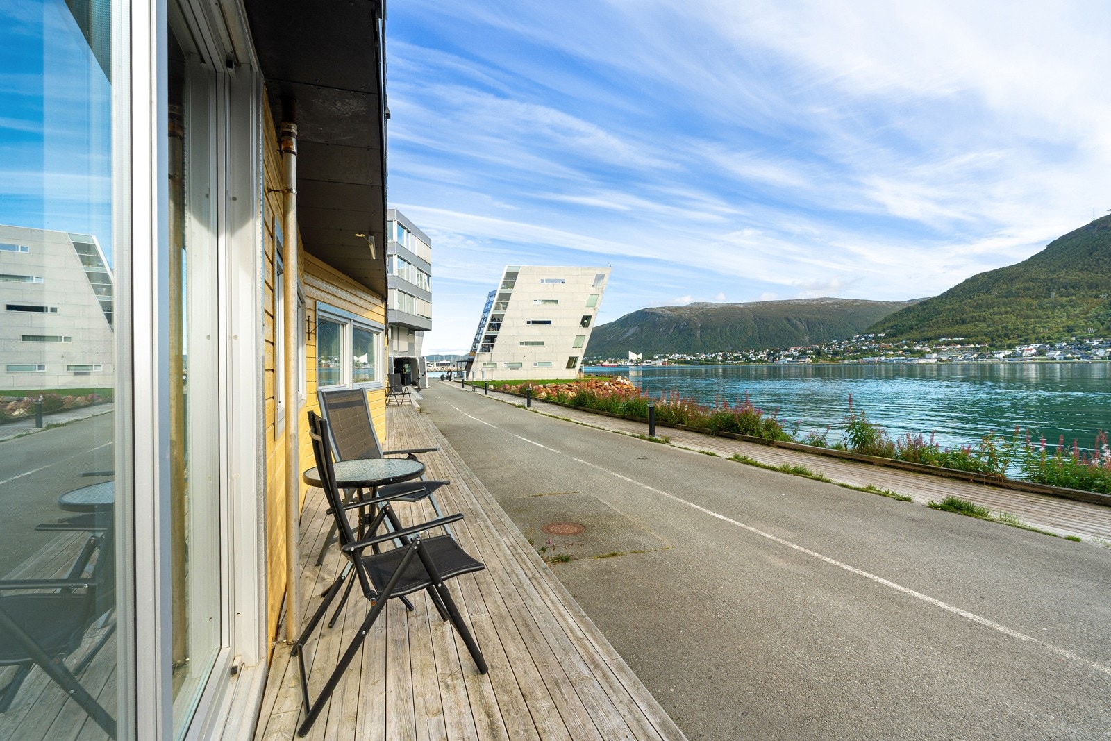 Her får du en trivelig terrasse med gode solforhold og umiddelbar nærhet til havet - Perfekt for rolige stunder, morgenkaffe og lange sommerkvelder.