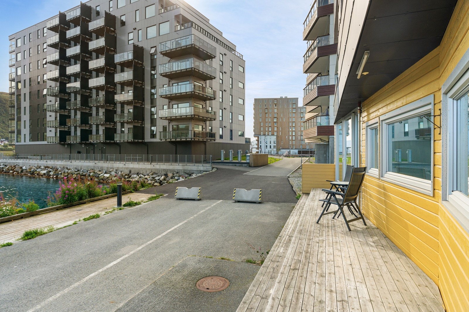 Sentral og attraktiv beliggenhet langs strandkanten, med gangavstand til byens mange fasiliteter som caféer, restauranter, kino, bibliotek, kjøpesenter, treningssenter og dagligvare.