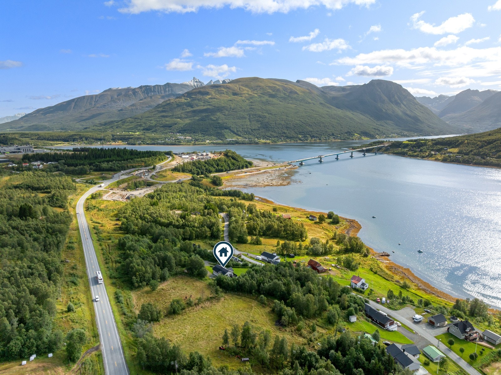 Boligen ligger svært naturskjønt til. Her er det nærhet til naturen og flott utsikt, samtidig som det kun er en kort kjøretur inn til Tromsø.