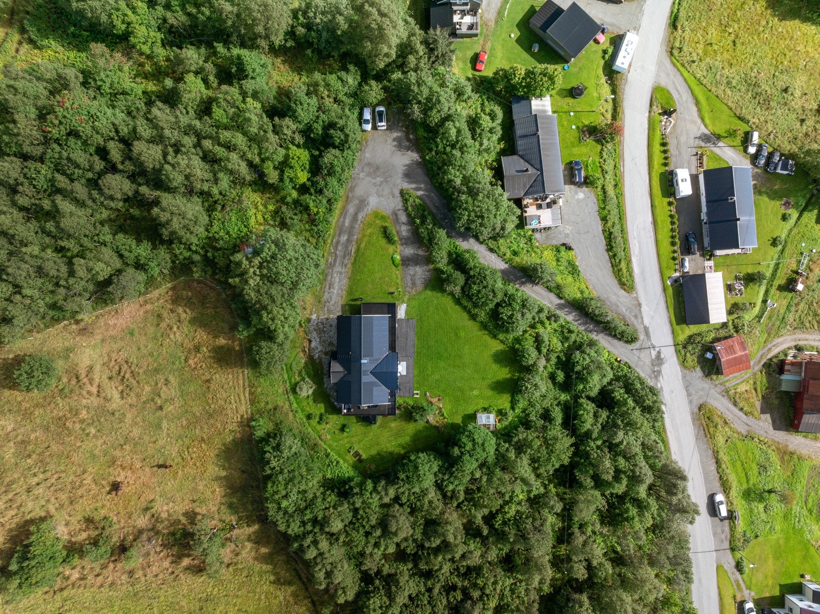 Oversiktsbilde - her bor du skjermet og nært både hav- og fjell!