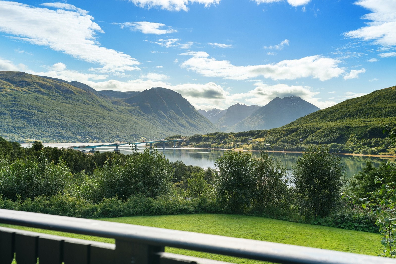Verandaen kan skilte med fantastiske sol- og utsiktsforhold!