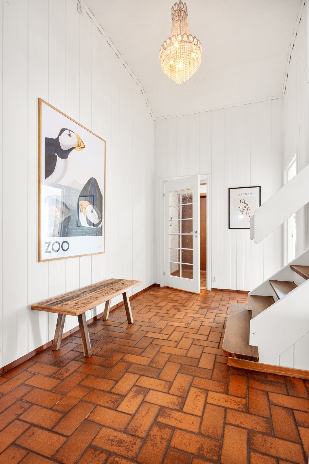 Fra hallen er det adkomst til verandaen og videre ut til de hyggelige uteområdene på boligens bakside. Galleribilde