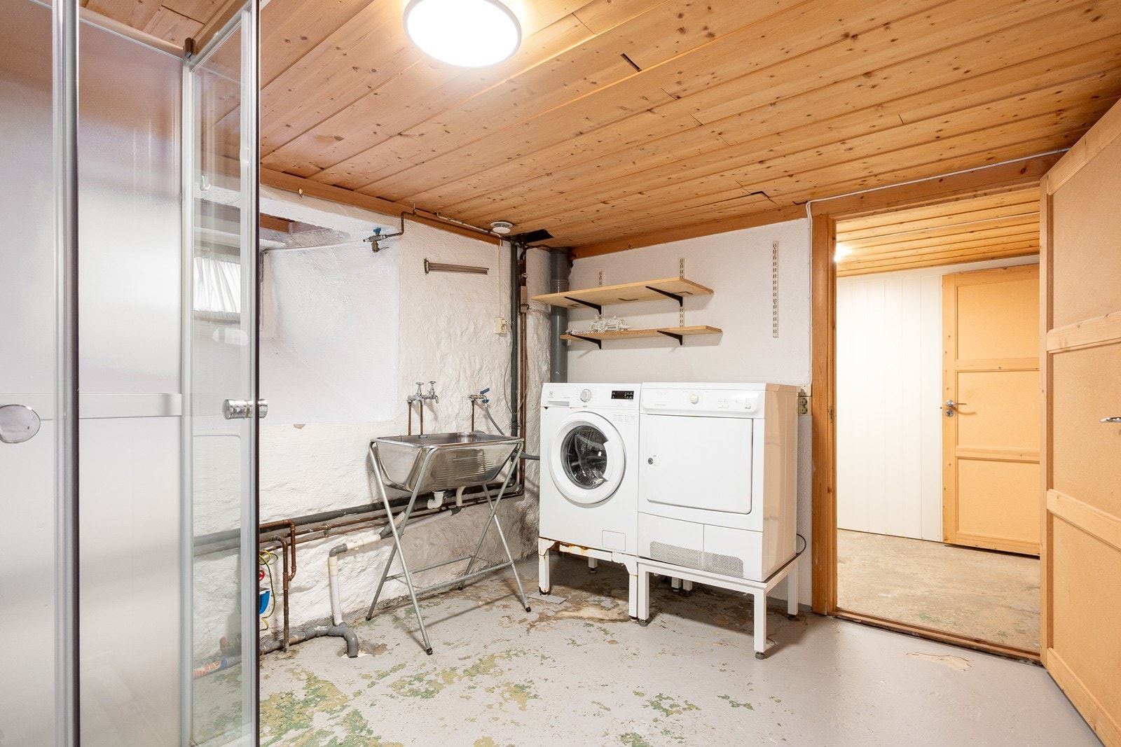 Videre har kjelleren et praktisk vaskerom med utslagsvask, vaskemaskin. Etasjen inneholder også flere romslige boder som gir gode oppbevaringsmuligheter. Galleribilde