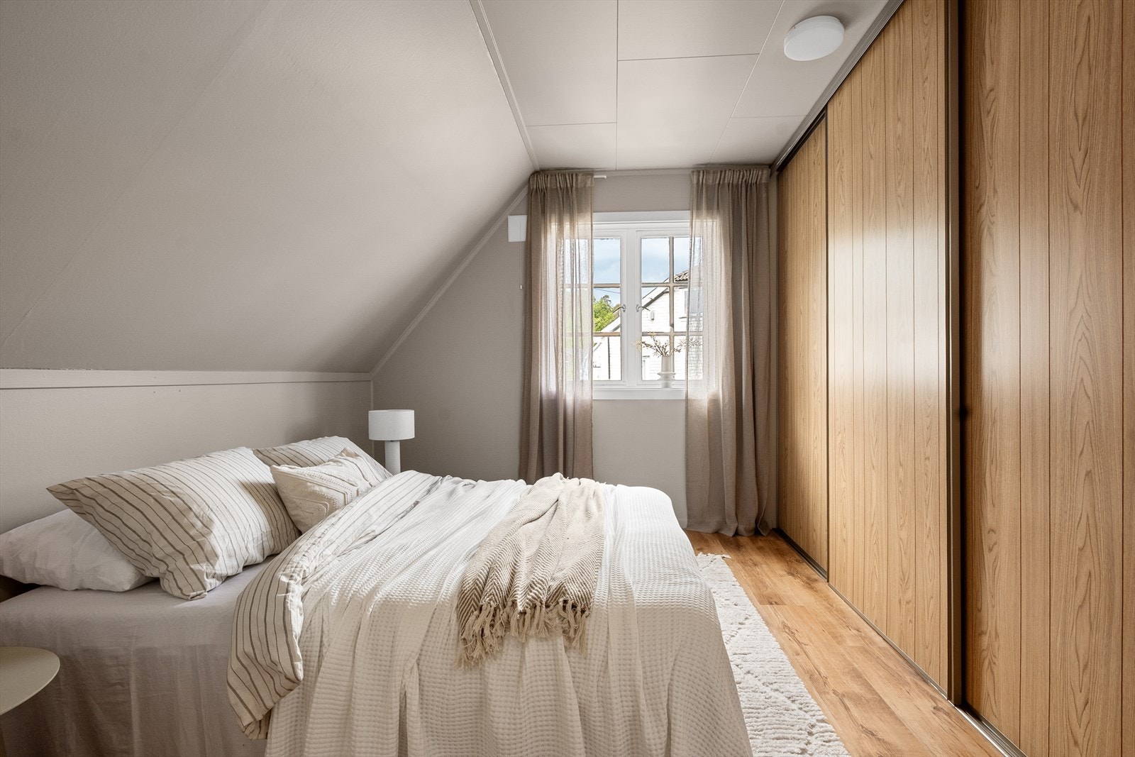 Hovedsoverommet er romslig og har en hel vegg med skyvedørsgarderobe. Galleribilde