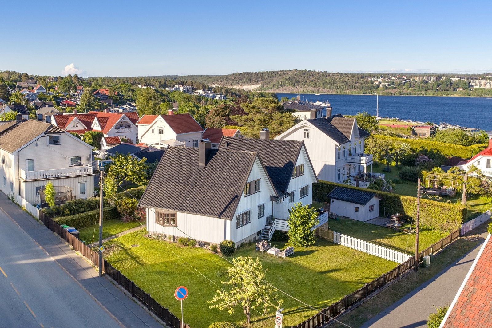 Her bor du med sjøen, kulturlandskapet og flotte rekreasjonsområder i umiddelbar nærhet. Søndagsåpen Joker-butikk og bussholdeplass ligger kun 200 meter fra boligen. Galleribilde