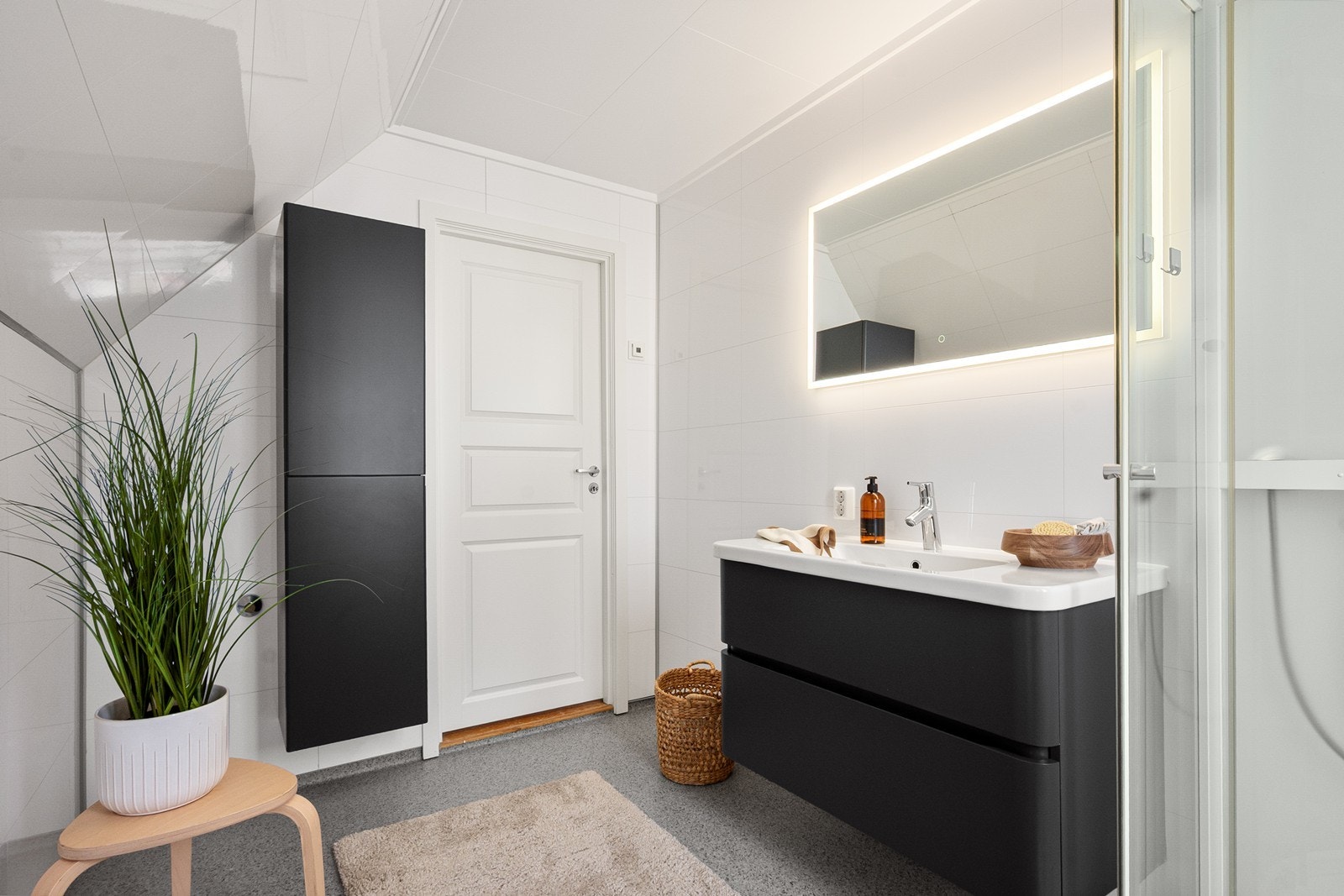 Badet ble pusset opp i 2019 med nytt gulv, ny veggkledning og gulvvarme. Galleribilde