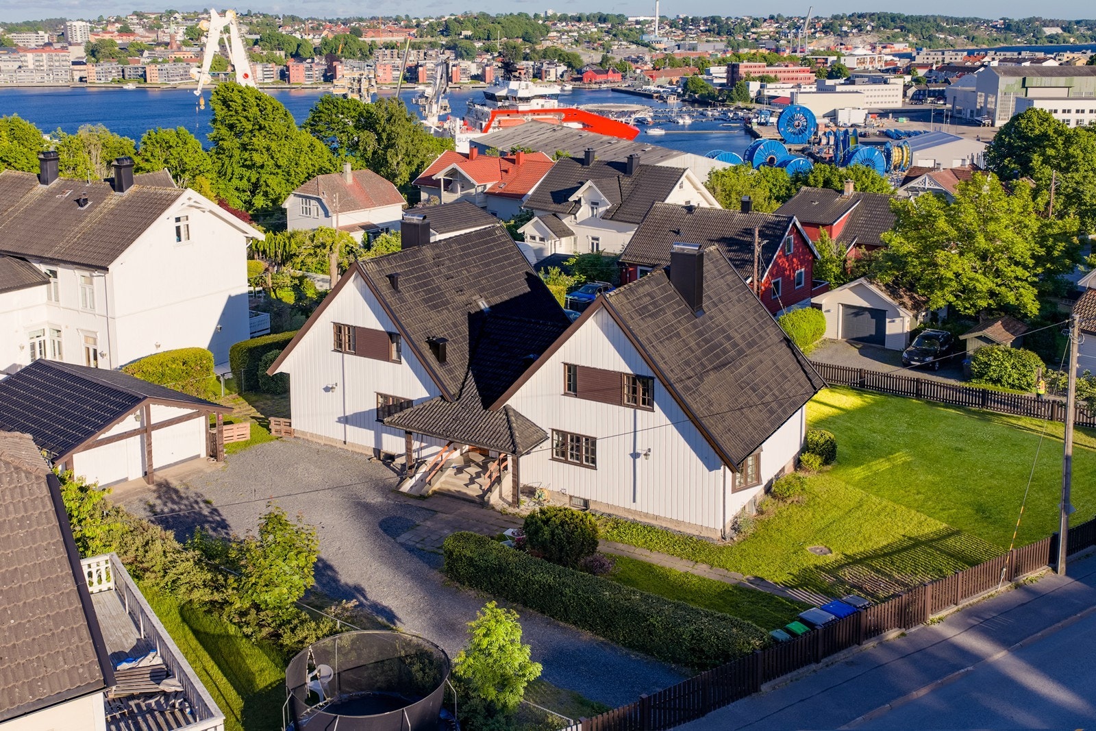 Oppgradert bolig på Jeløy med stor hage, gode uteområder og kort vei til skoler og barnehager. Her kombineres nærhet til sjø og skog med en enkel pendlerhverdag, kun ca. 30 minutter med tog til Oslo. Galleribilde