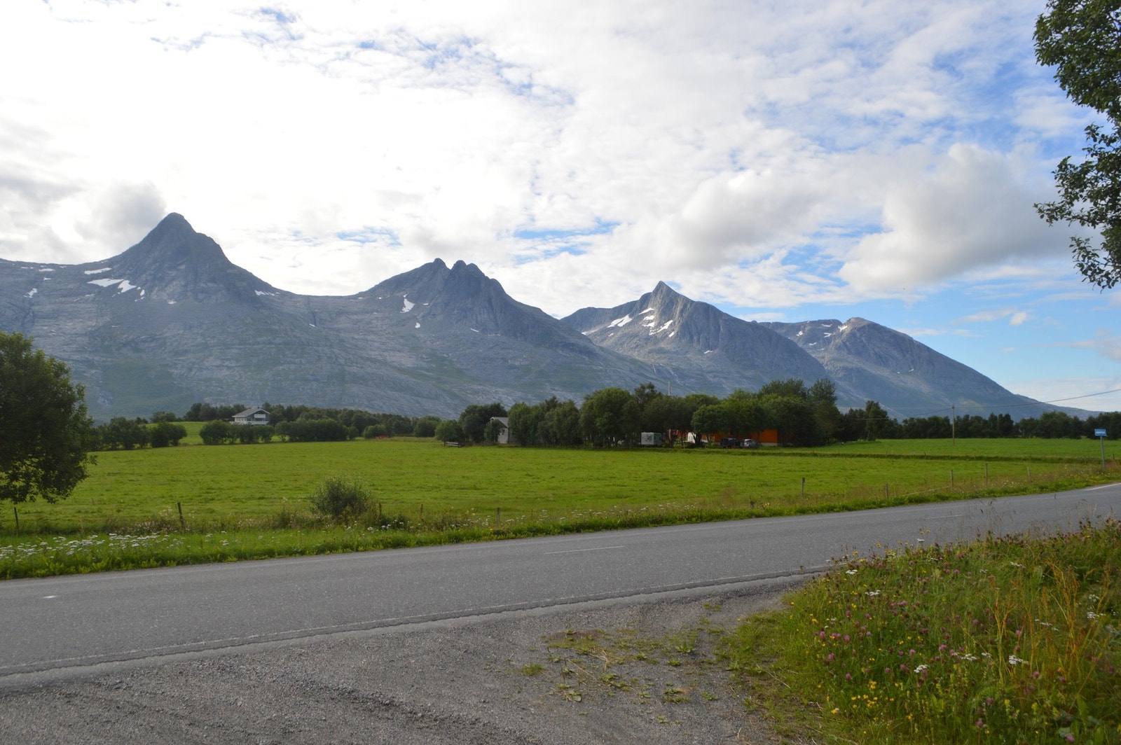 Her bor du ved foten av fjellene, med rike muligheter for friluftsliv. (Privat bilde) Galleribilde