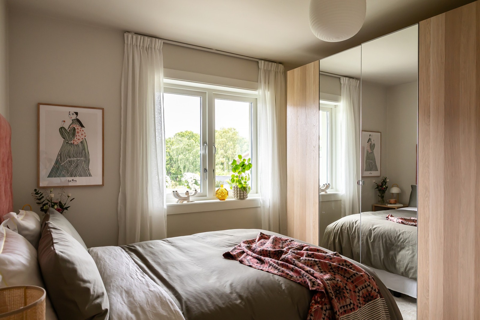 Romslig soverom med god plass til dobbeltseng og rikelig oppbevaringsplass med IKEA garderobeskap på hele 3,5 meter. Galleribilde