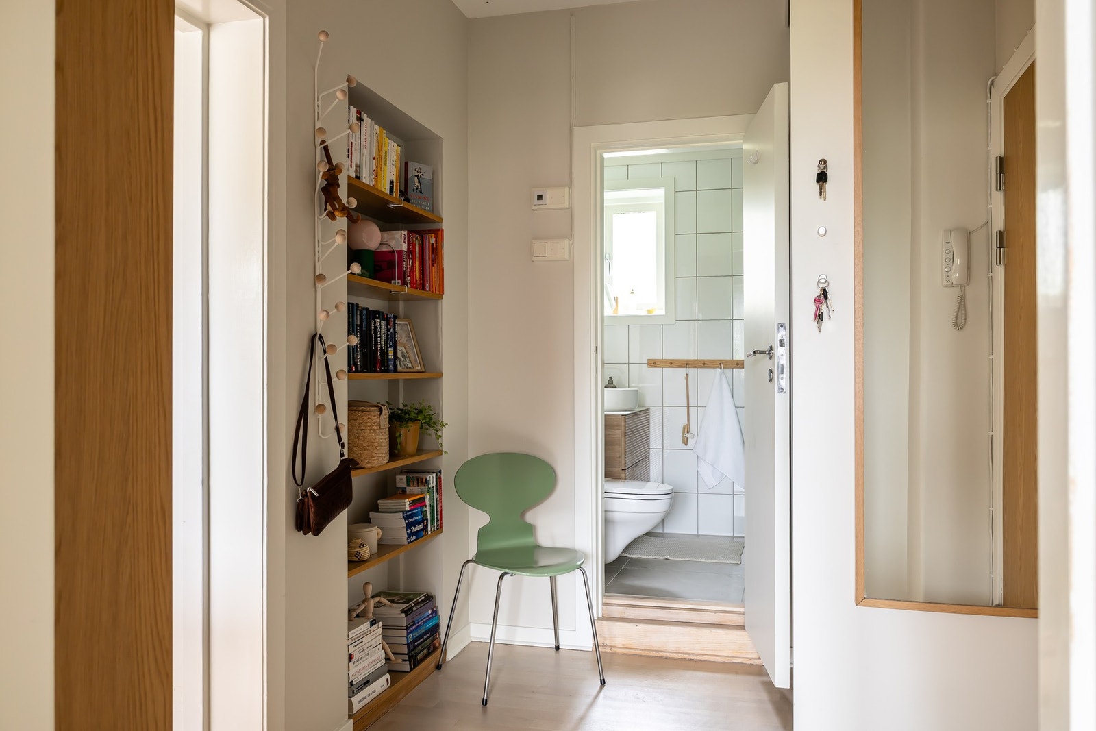 Entréen har Elfa skyvedørsgarderobe med frostet glass, som gir praktisk oppbevaring til yttertøy og sko. Veggene ble sparklet og malt av fagfolk i 2025. Galleribilde
