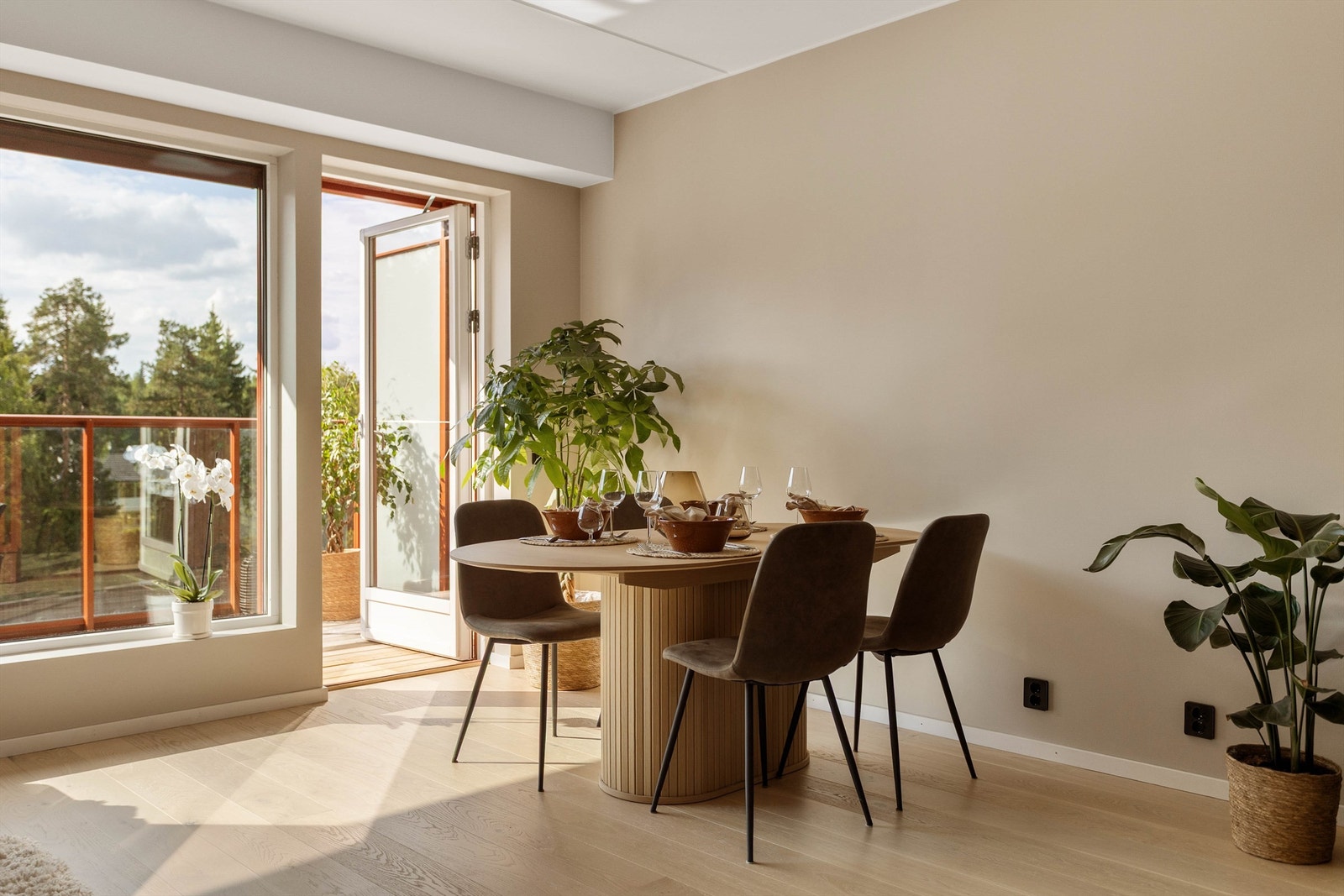I tilknytning til stuen er det god plass til en egen spisestue. Galleribilde