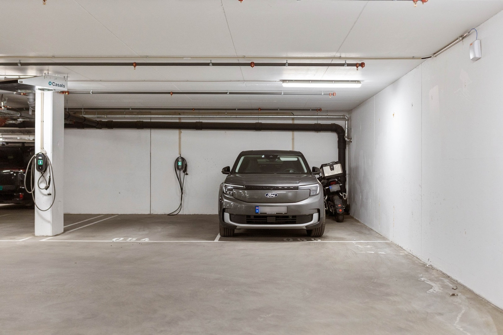 Stor garasjeplass med elbillader og god plass til både bil og motorsykkel. Galleribilde