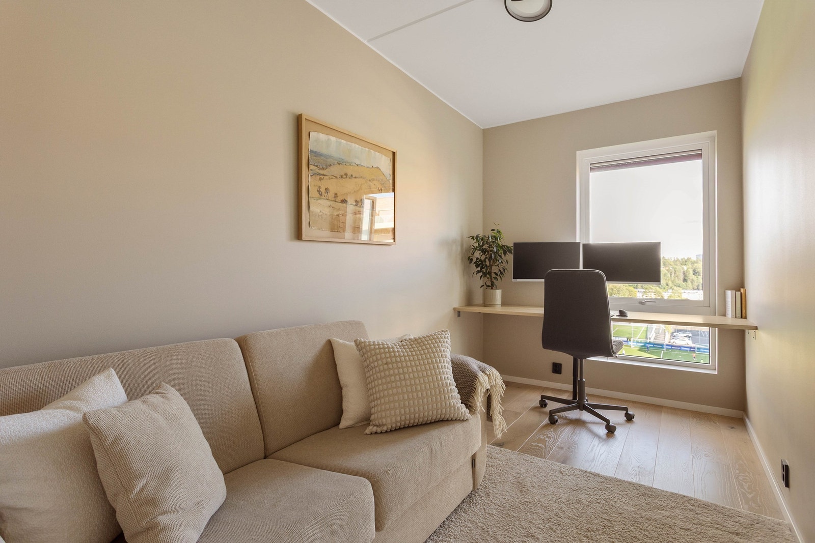 Det andre soverommet er i dag innredet som kontor, med plass til både arbeidsstasjon og sofa. Galleribilde
