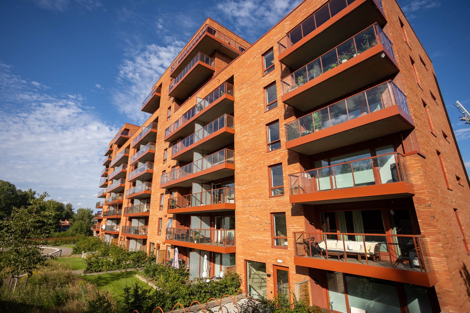 Moderne leilighetsbygg fra 2024 med fasader forblendet med murstein. Galleribilde