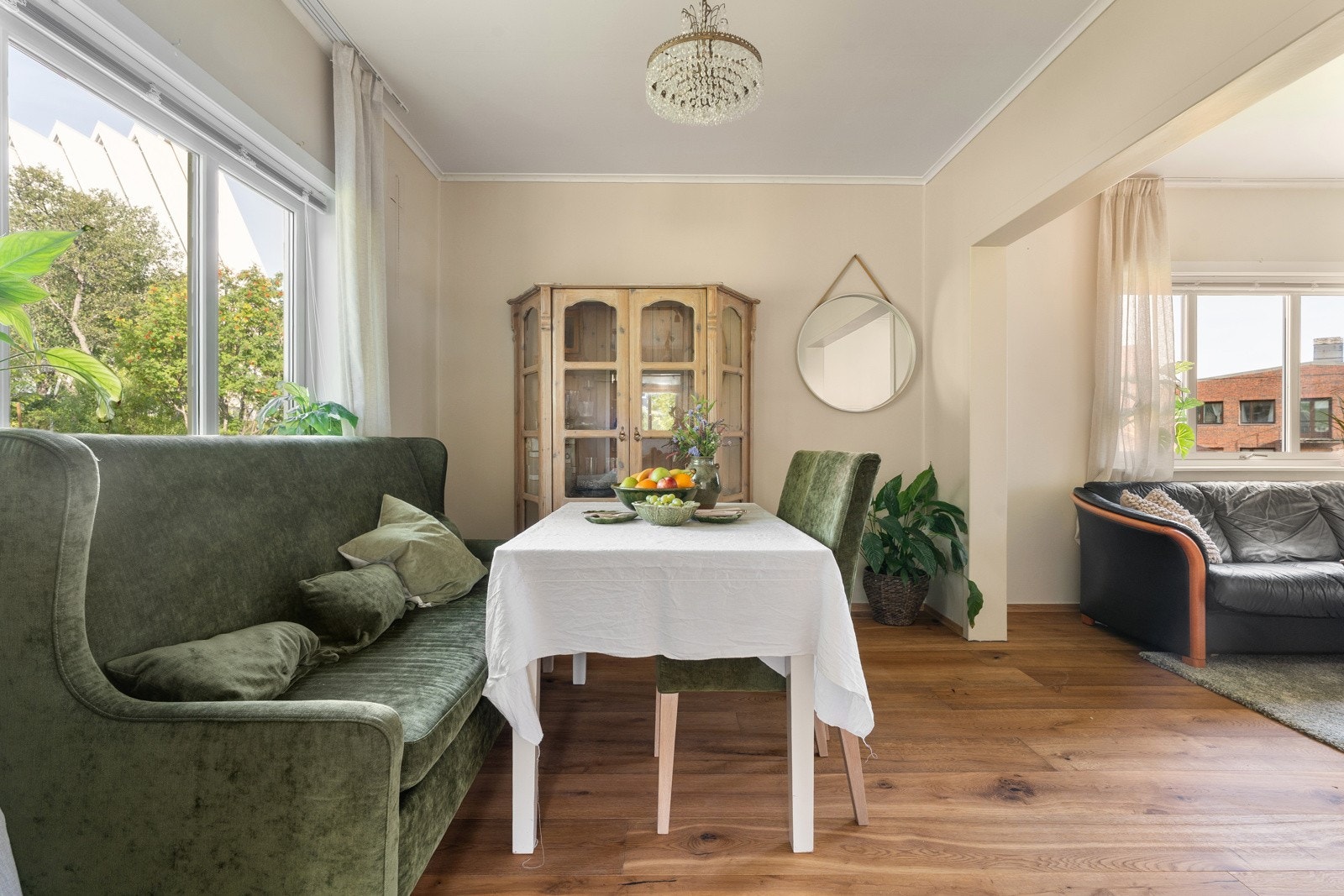 Spisestua ligger i forbindelse med stua og her har du plass til et stort spisebord.