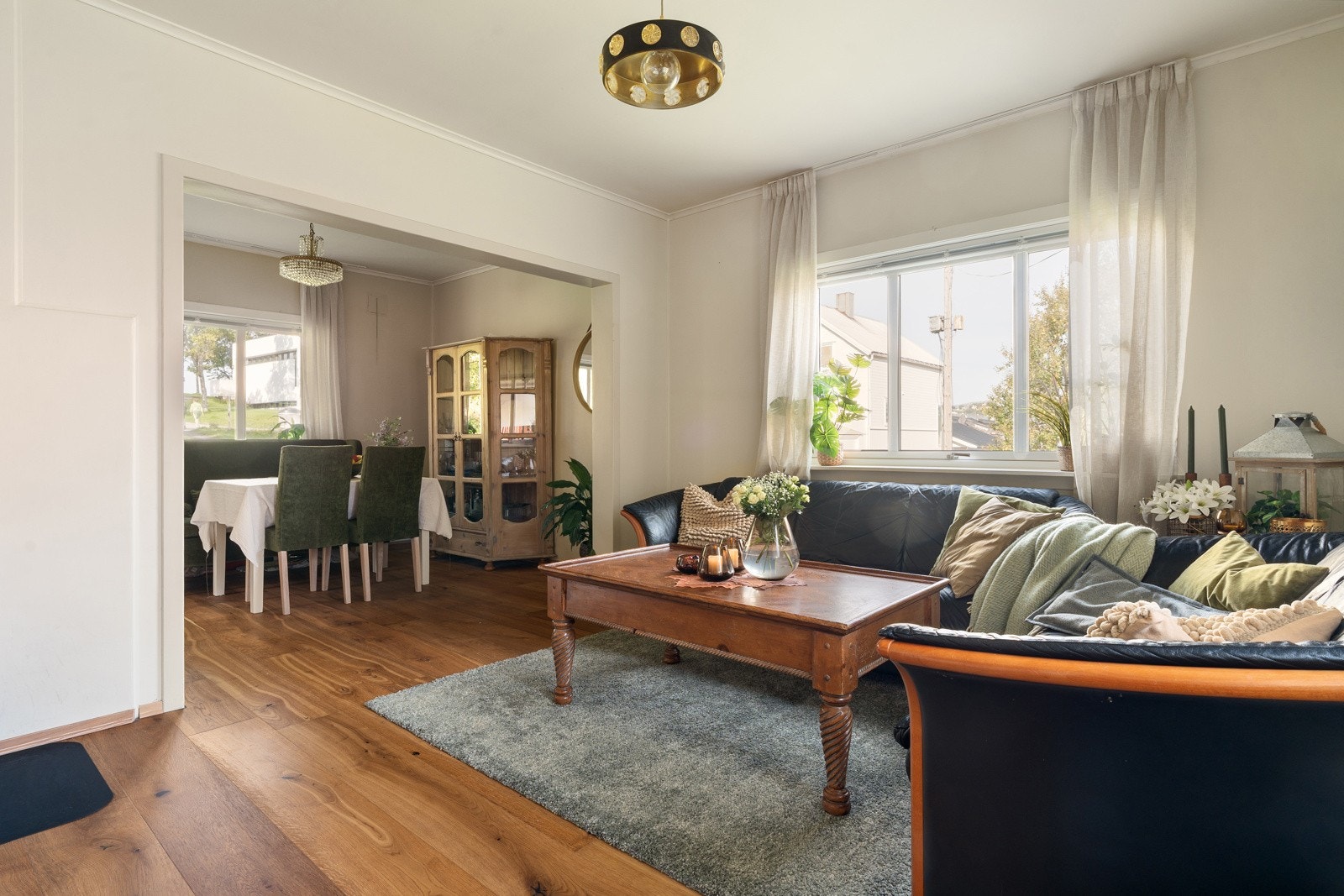 Stua har plass til både sofa, salongbord og øvrig møblement.