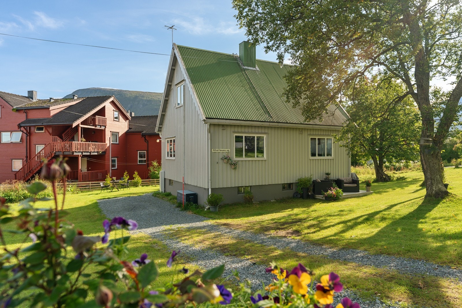 Innholdsrik enebolig med stor tomt i rolige og familievennlige omgivelser.