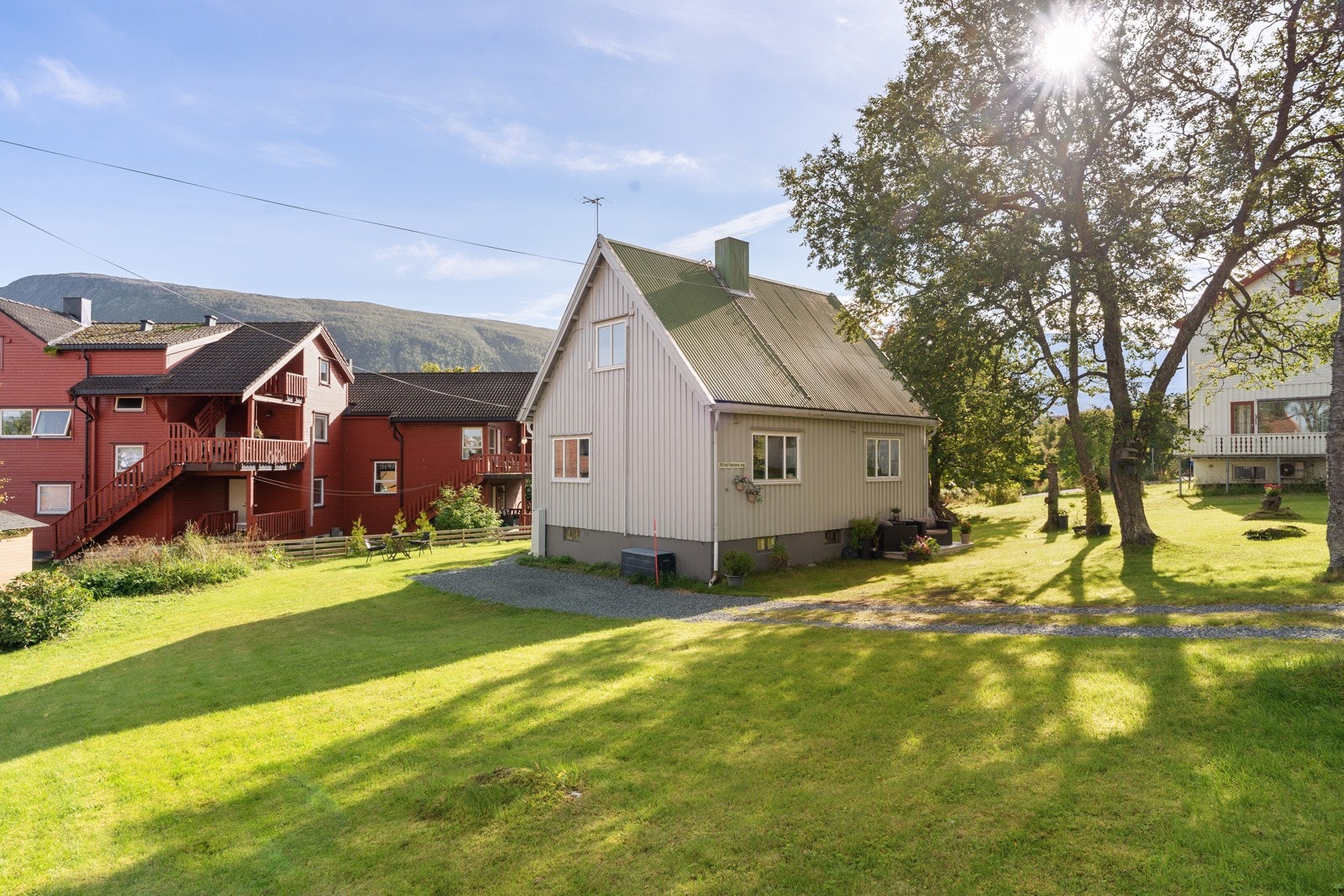 Rolig og familievennlig beliggenhet med nærhet til skole, barnehage og dagligvarebutikk.