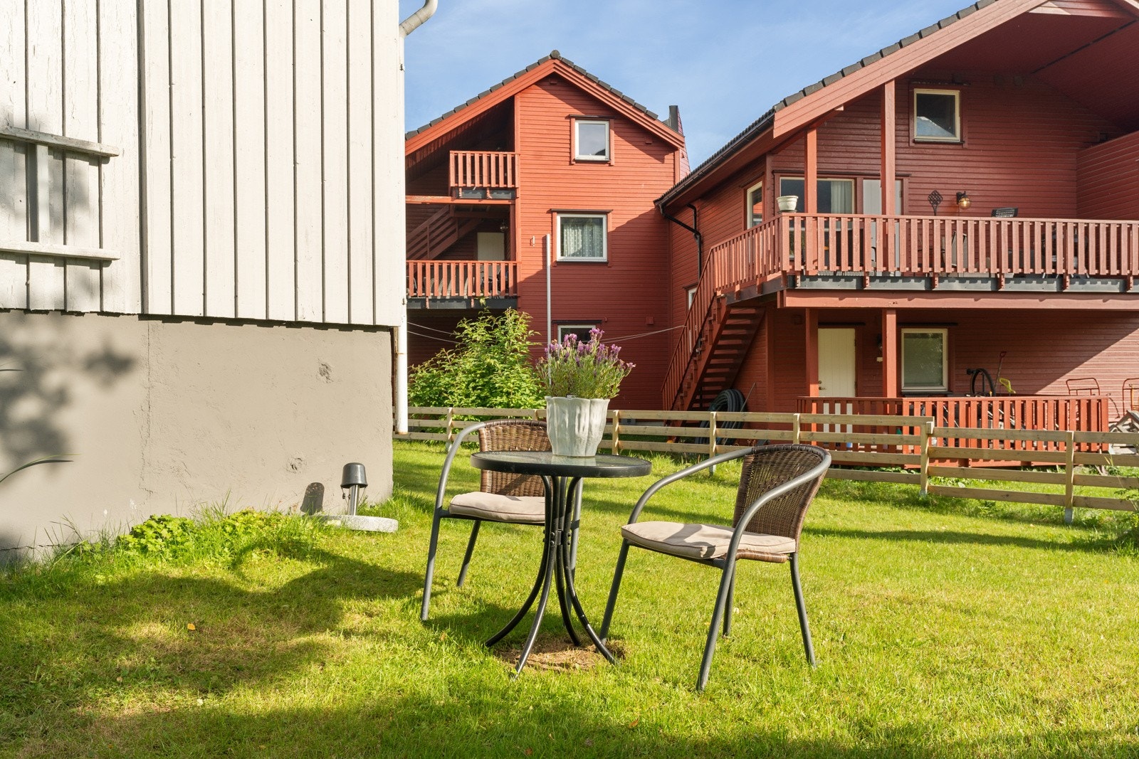 Pent opparbeidet uteområde med gressplen og romslig tomt - Svært hyggelige omgivelser!