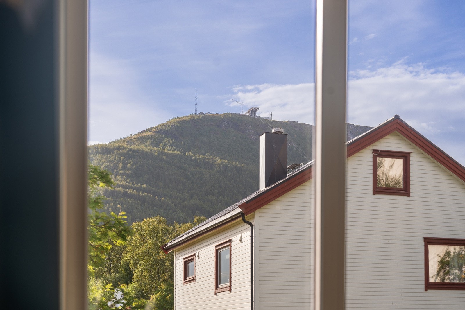 Gode lys- og solforhold på tomta og flott utsikt opp mot fjellheisen.