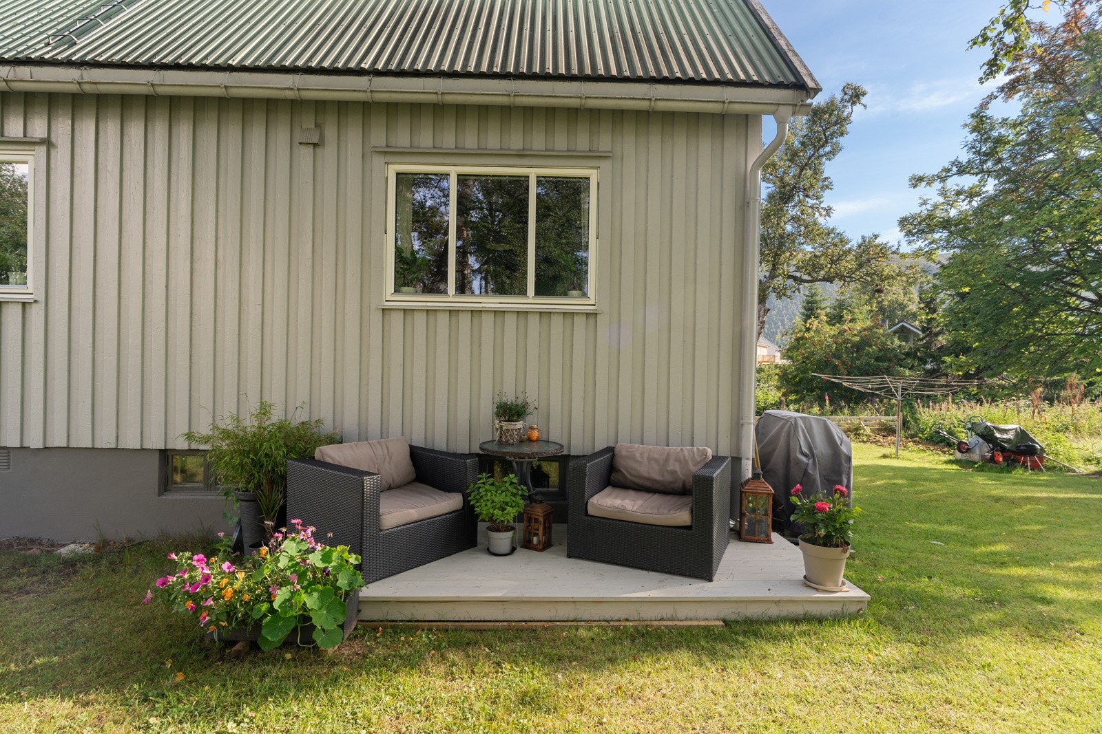 Flotte uteområder med pent opparbeidet plen og terrasse med plass til ønsket utemøblement og hyggelige stunder utendørs.