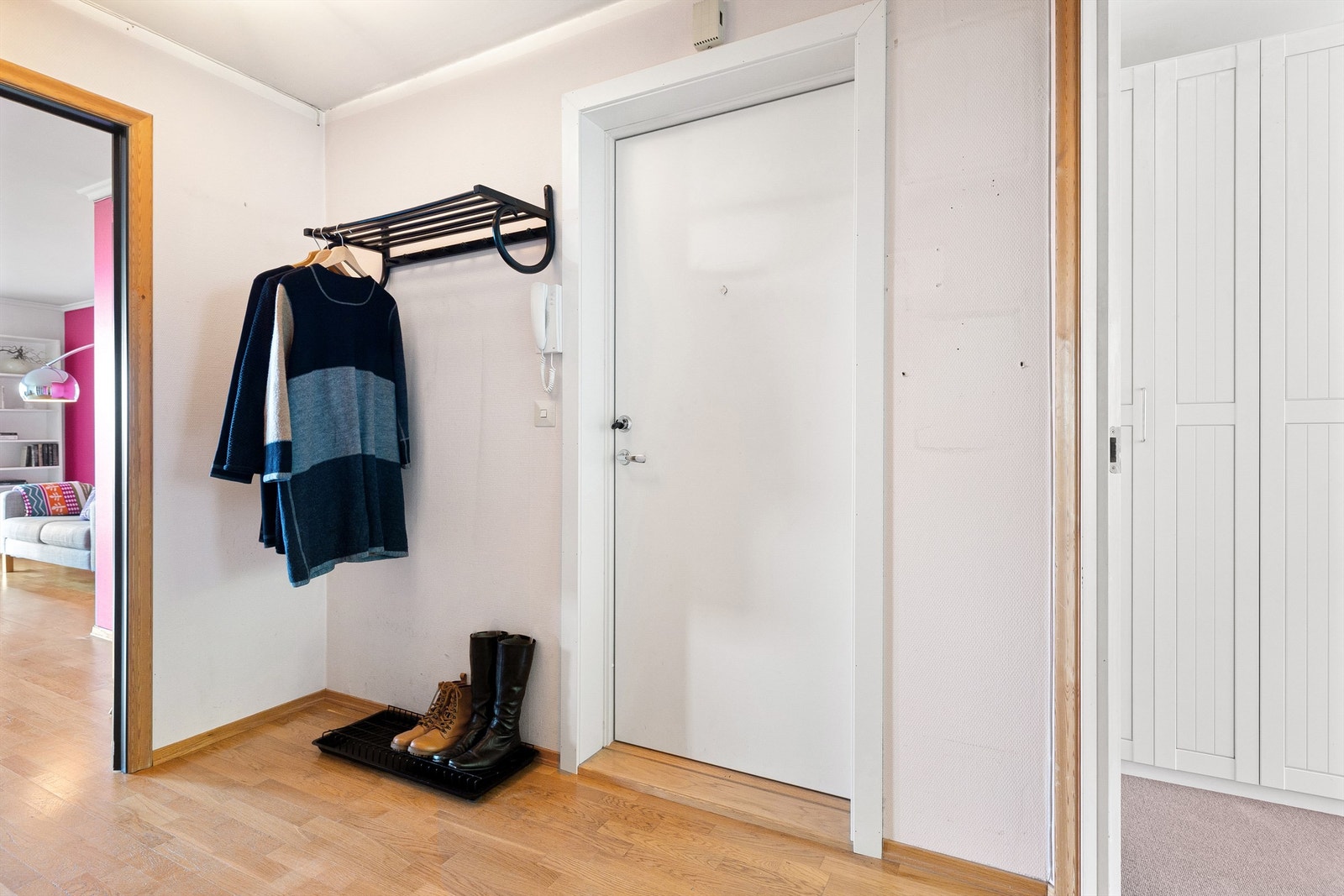 Gangen har god plass til yttertøy og er bindeleddet mellom rommene. Galleribilde