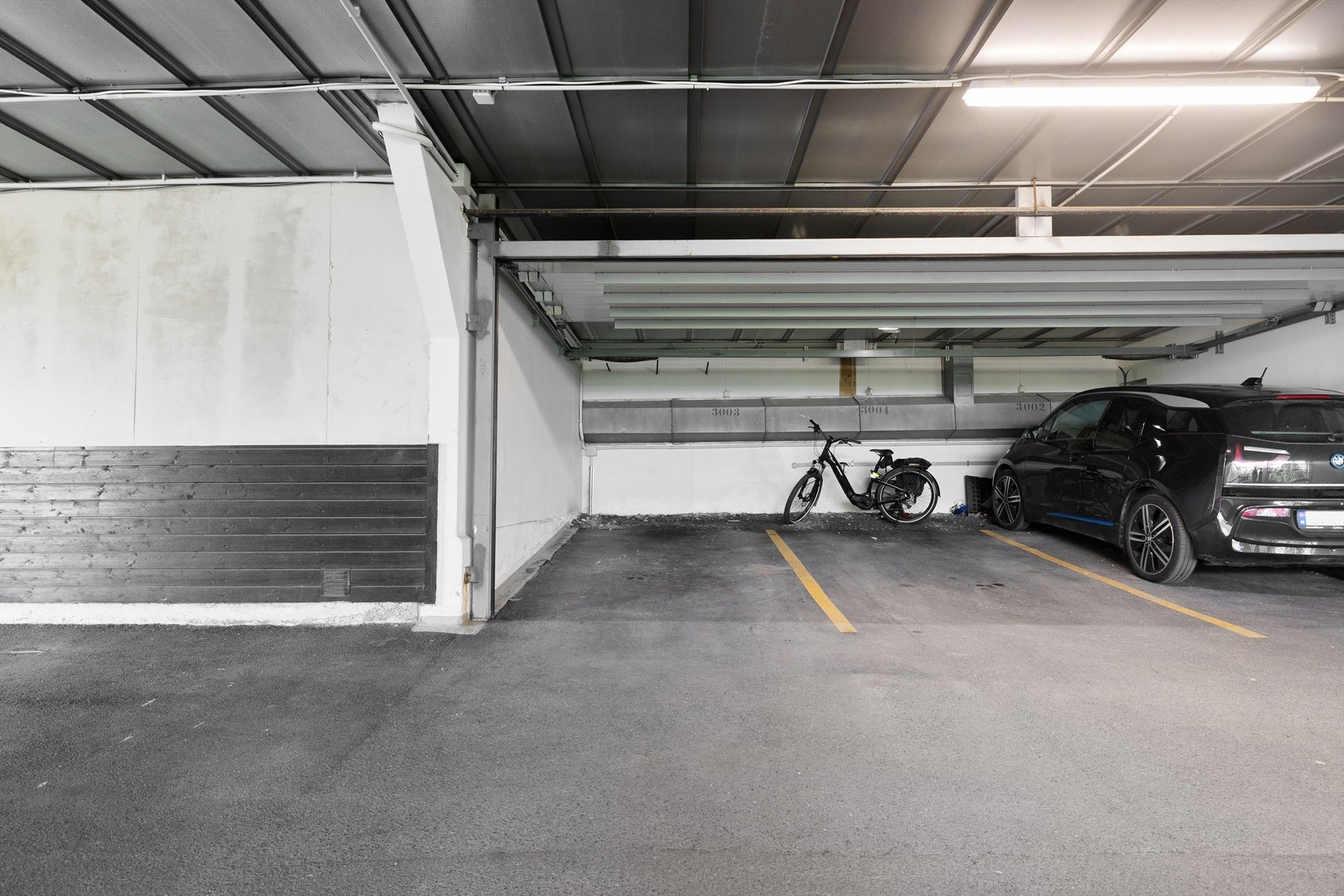 Det medfølger en fast parkeringsplass i felles garasjeanlegg under bygget. Plassen er klargjort for El-bil lader. Galleribilde