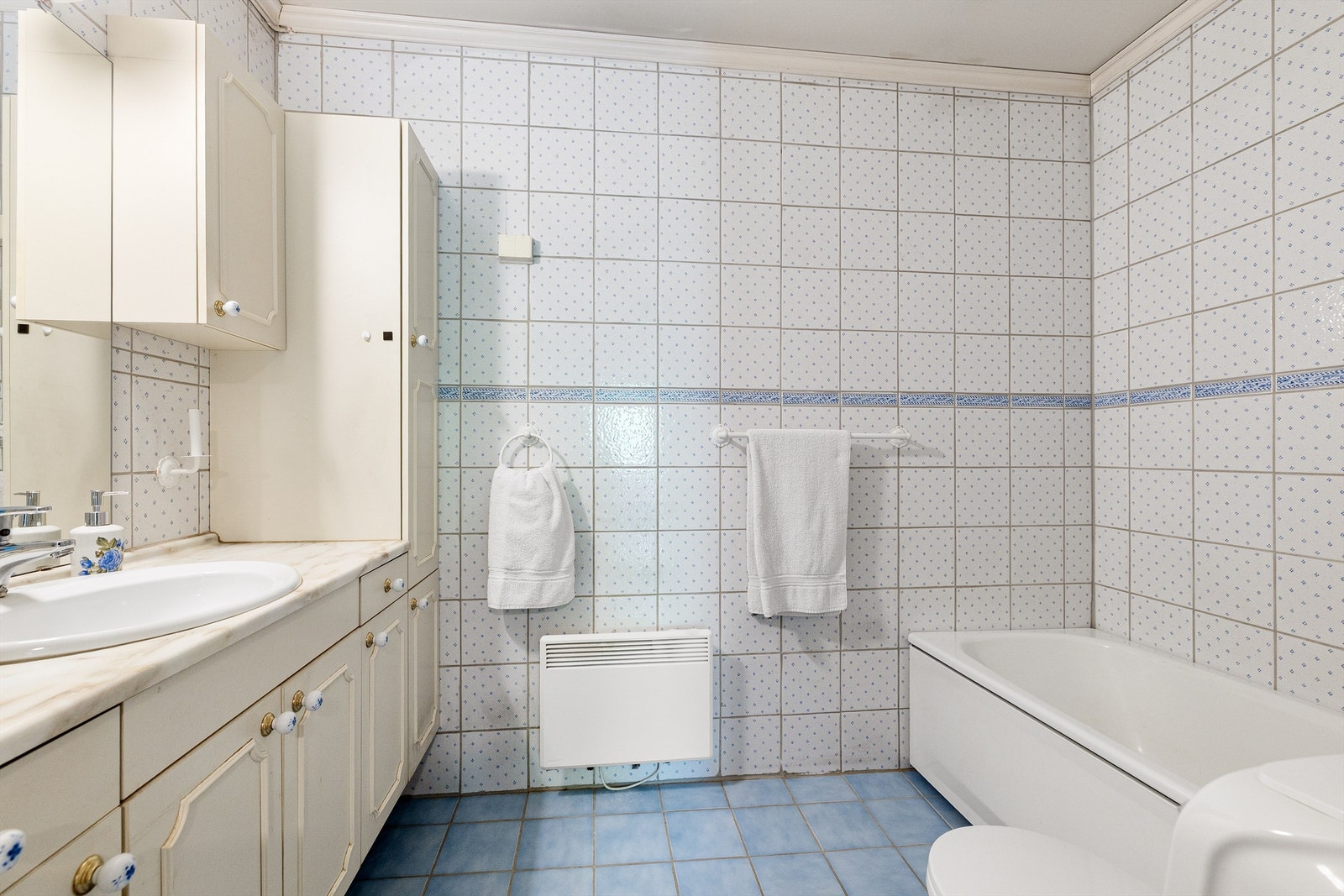 Badet er helfliset og har servantinnredning med god oppbevaringsplass. Modernisering på påberegnes. Galleribilde