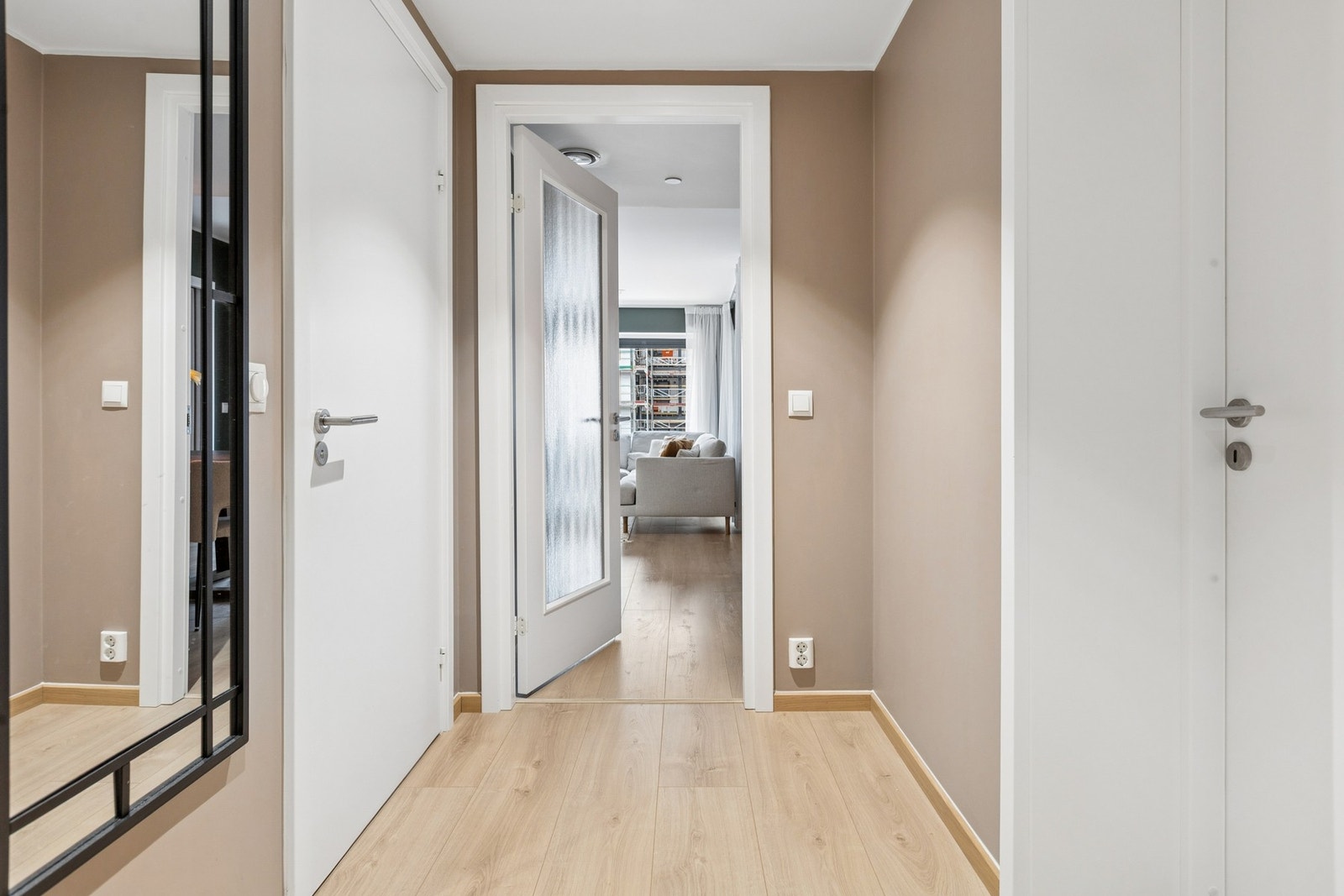 Videre inn i boligen kommer du til hjerte av leiligheten. Galleribilde