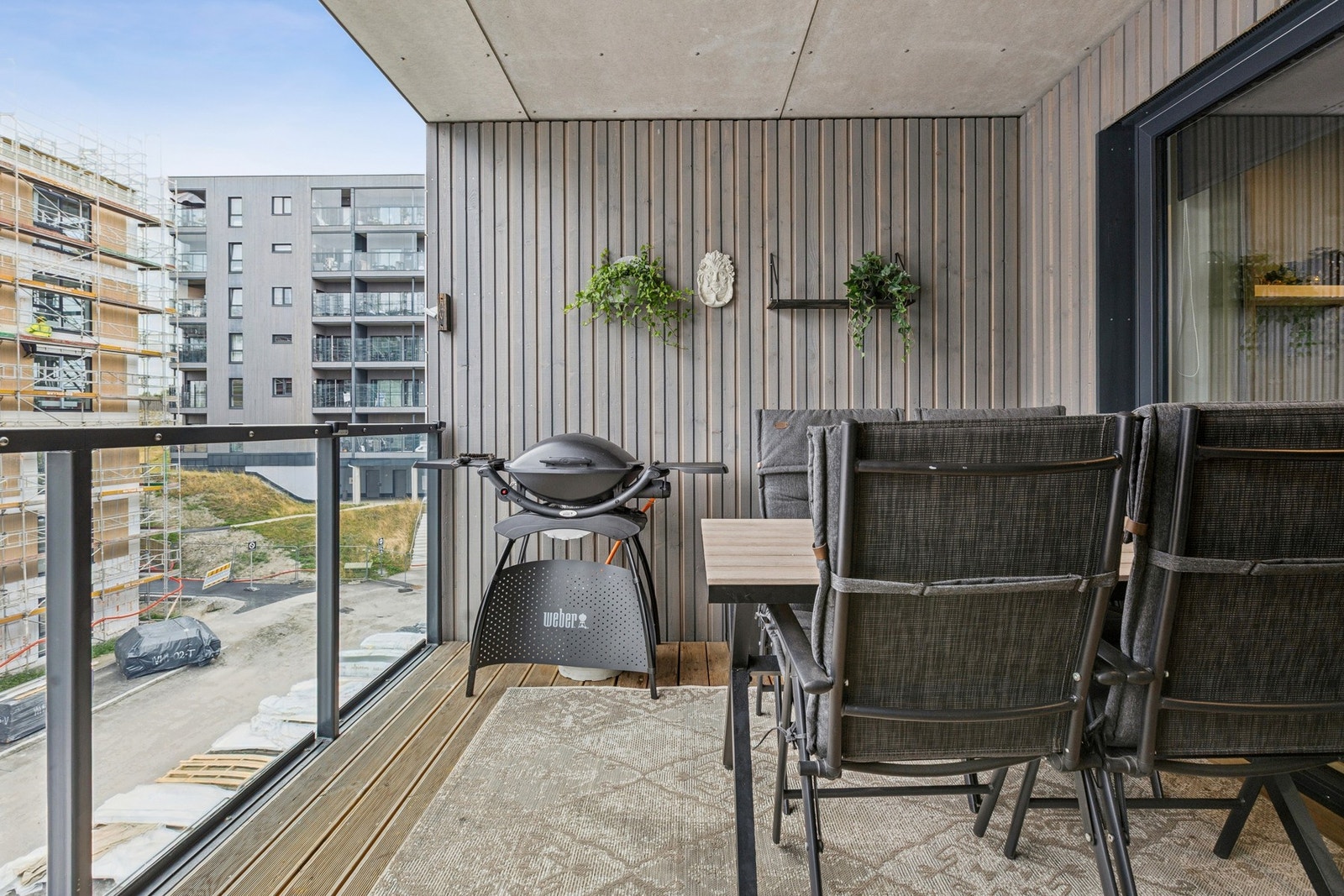 Den vestvendte balkongen er ca. 11 kvm med plass til spisegruppe og annet mindre utemøblement. Galleribilde