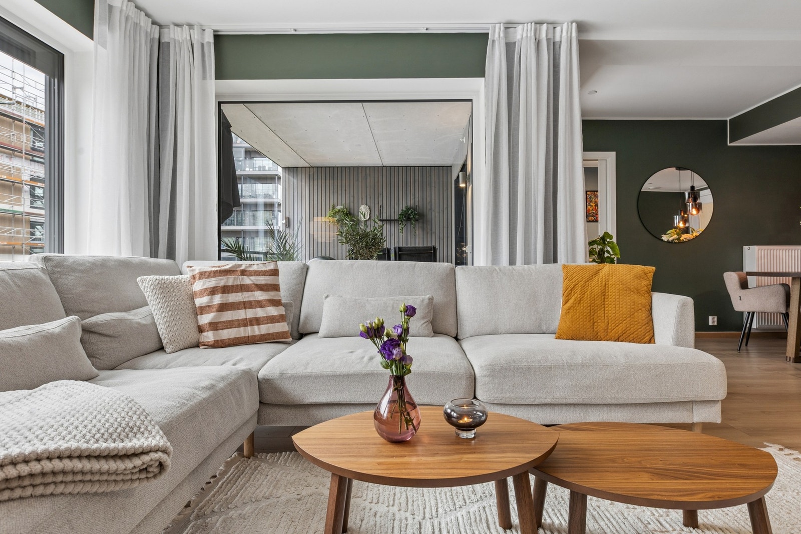 Her er det god plass til sofagruppe og annet stuemøblement. Galleribilde