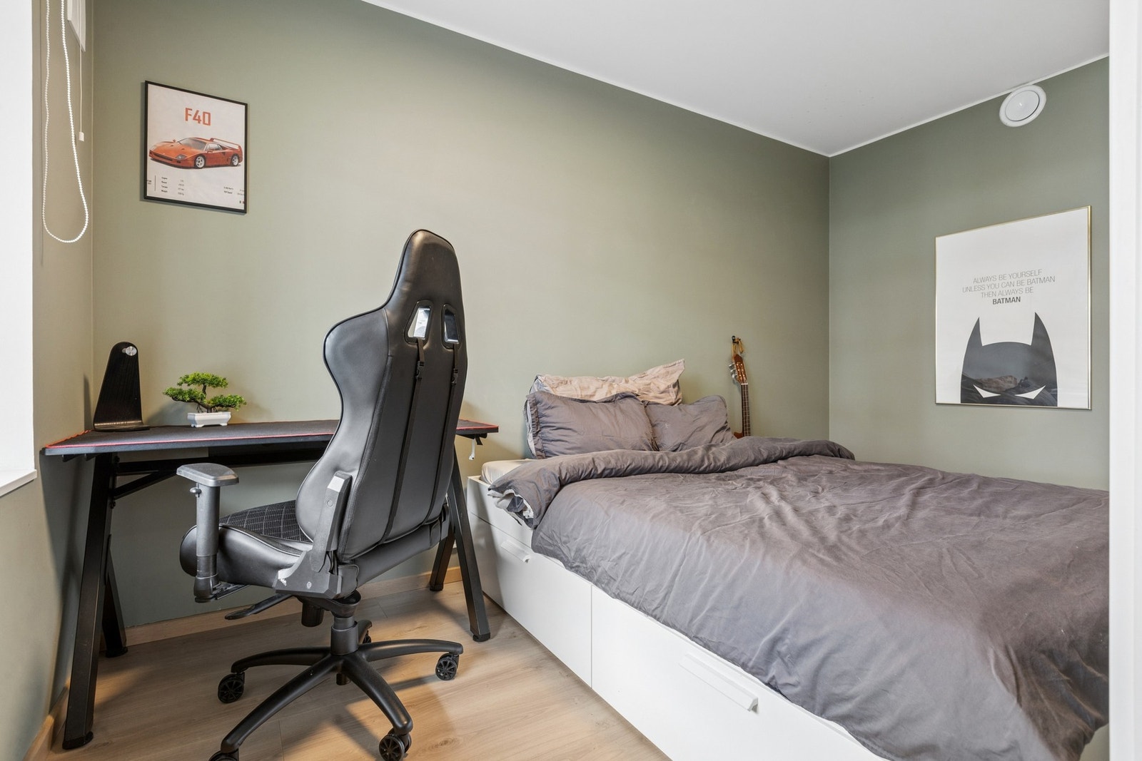 Soverom nr.2 har adkomst fra gang og er romslig med plass til seng og annet soveromsmøblement. Galleribilde