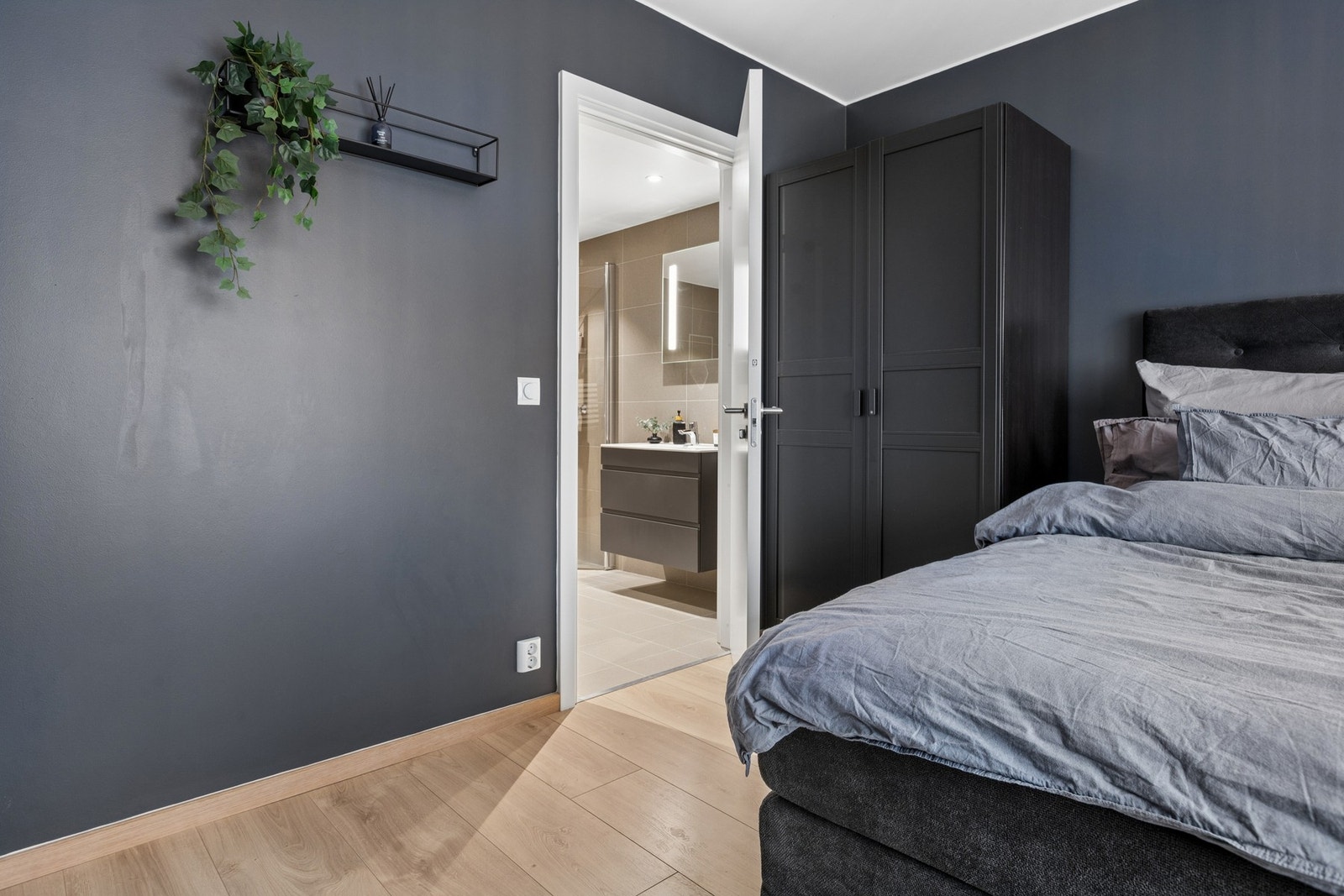Hovedsoverommet har et eget baderom - noe som setter hotell følelsen. Galleribilde