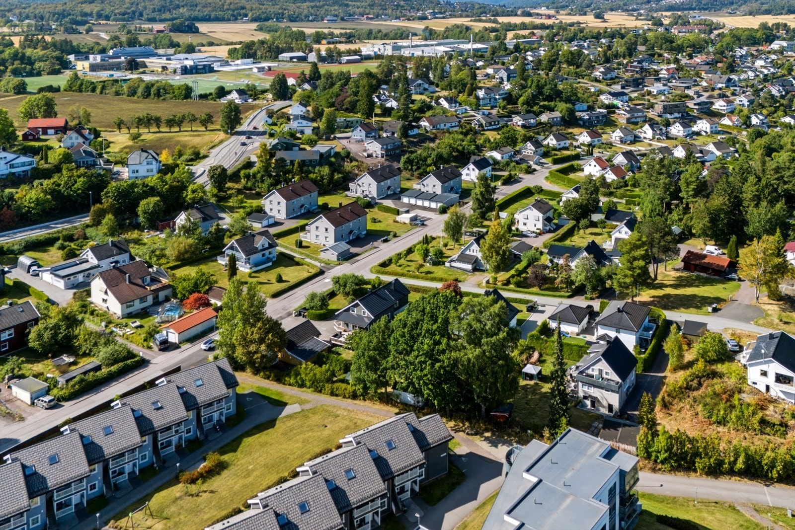 I gangavstand er det bl.a. bussforbindelse, skoler, barnehager og fritidstilbud. Galleribilde